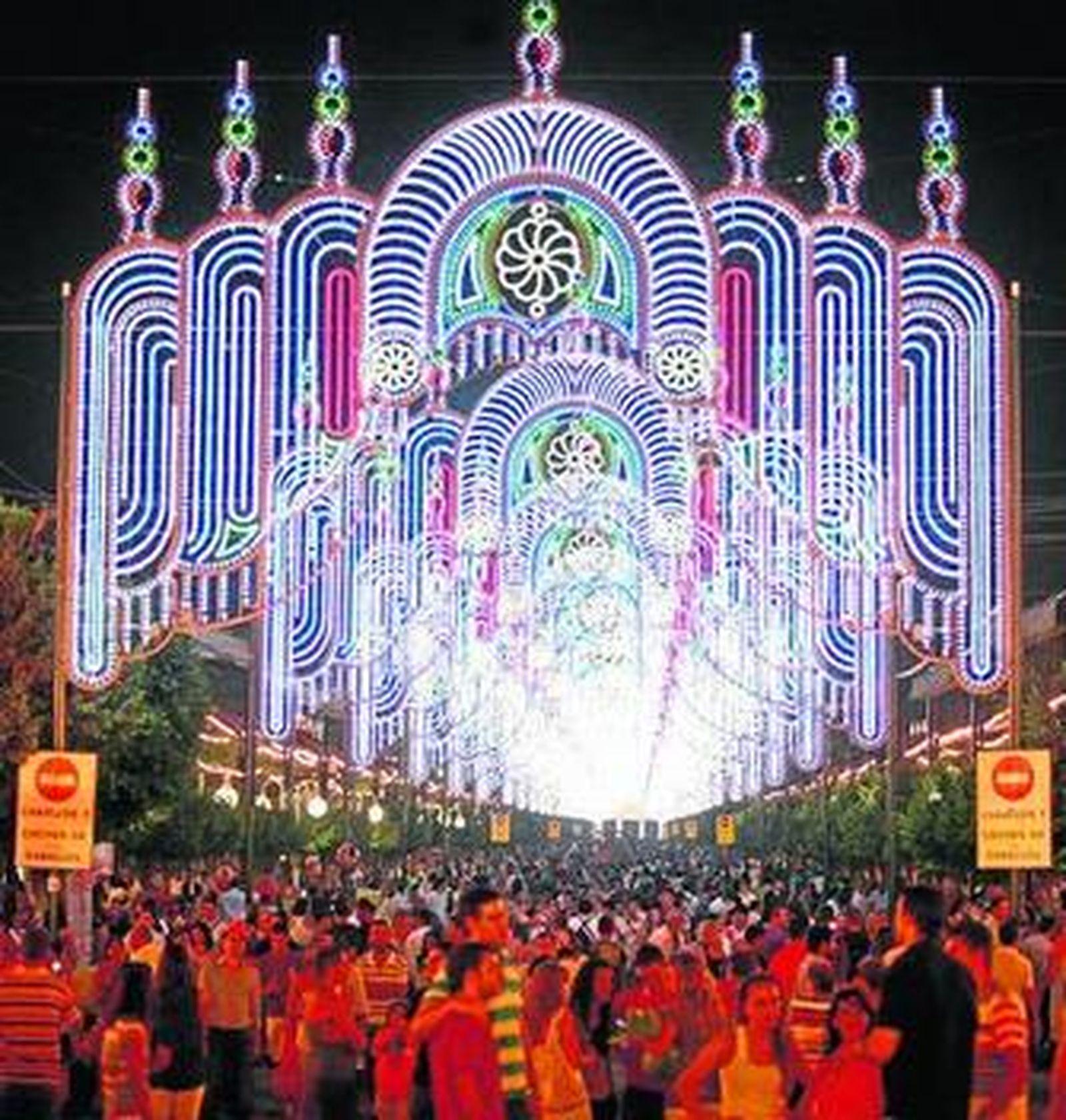 Uno de los paseos del Cortijo de Torres repleto de personas.