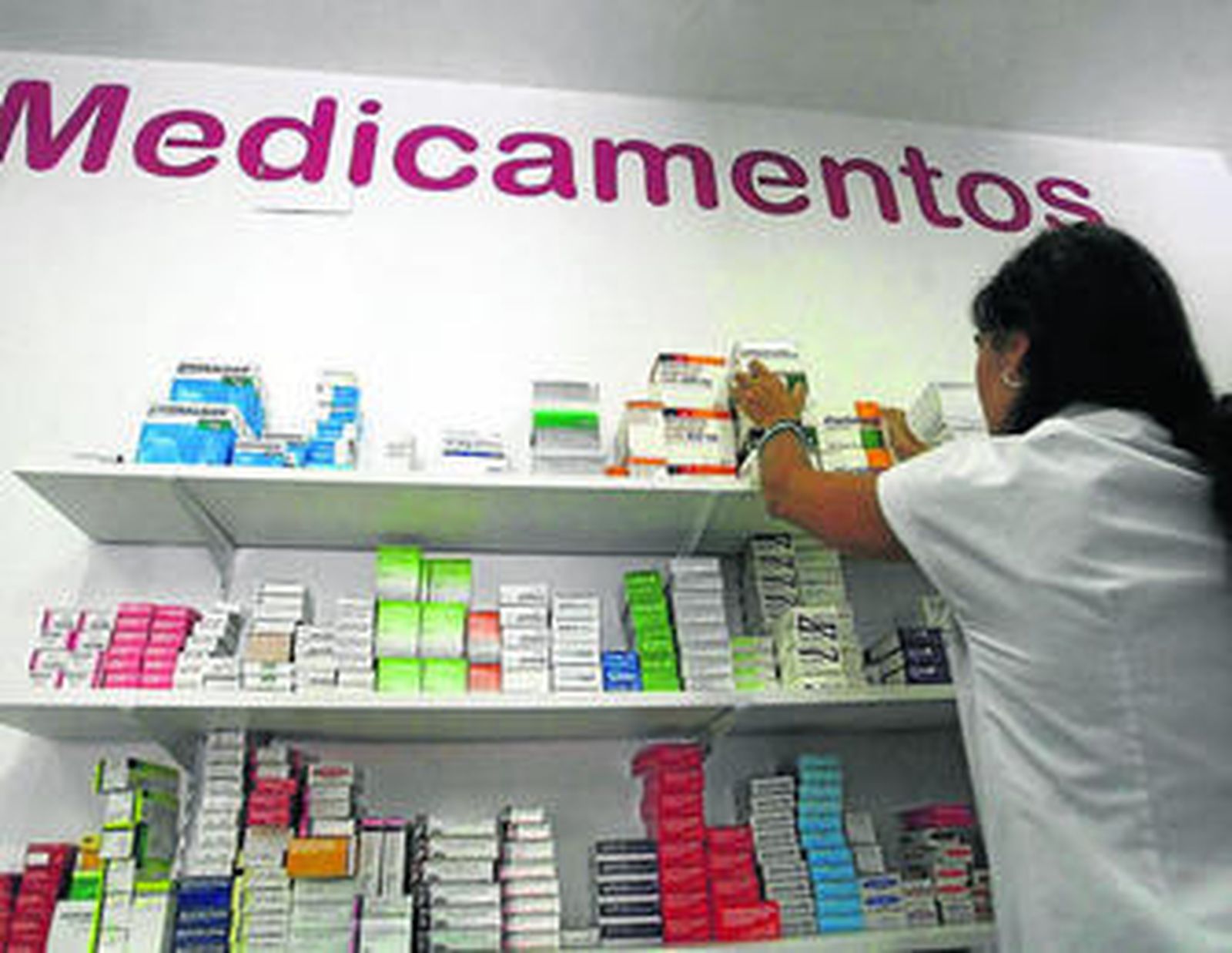 Organización de medicamentos en una farmacia.