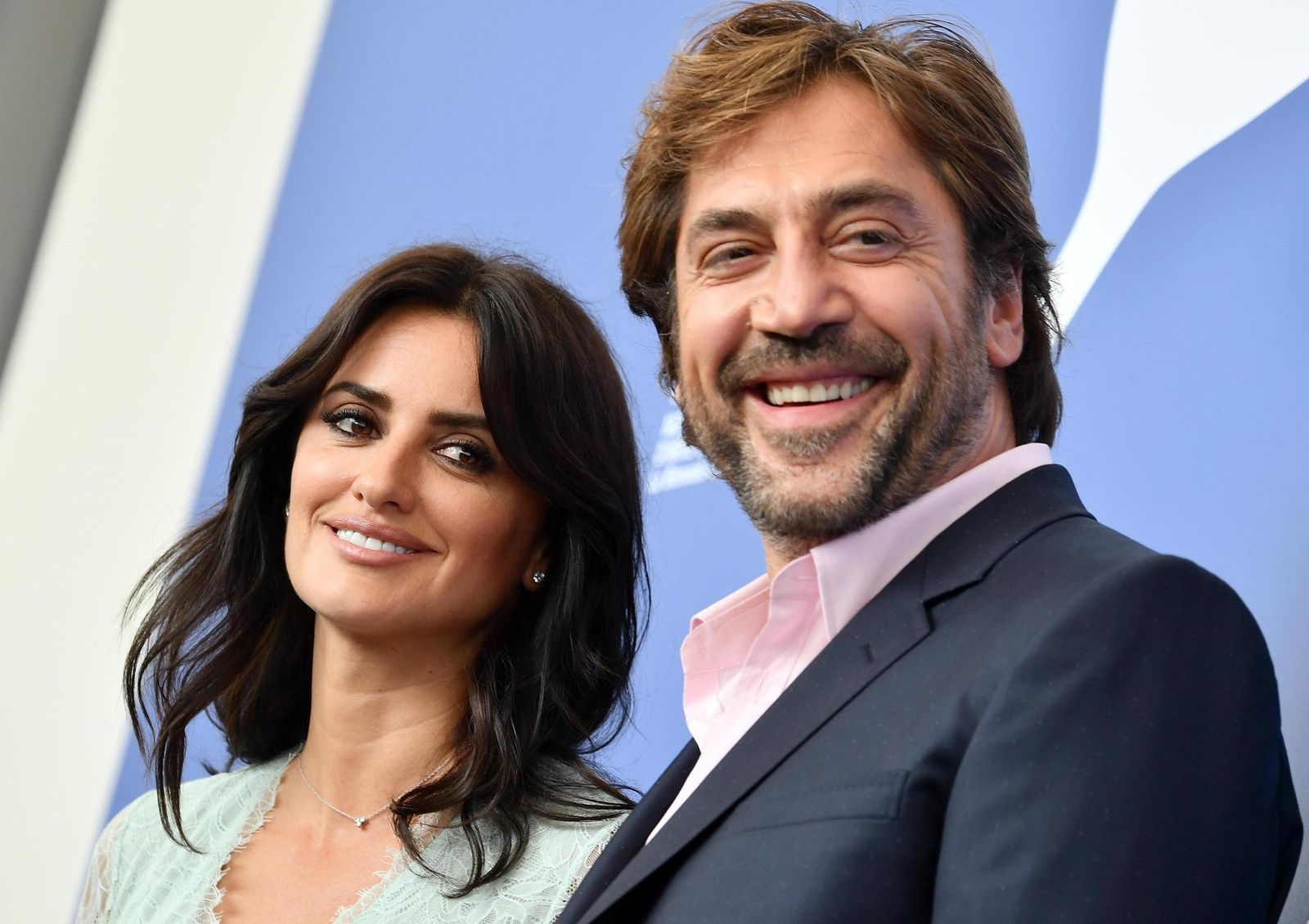 Penélope Cruz, que encarna a la periodista Virginia Vallejo, junto a Javier Bardem ayer en Venecia.