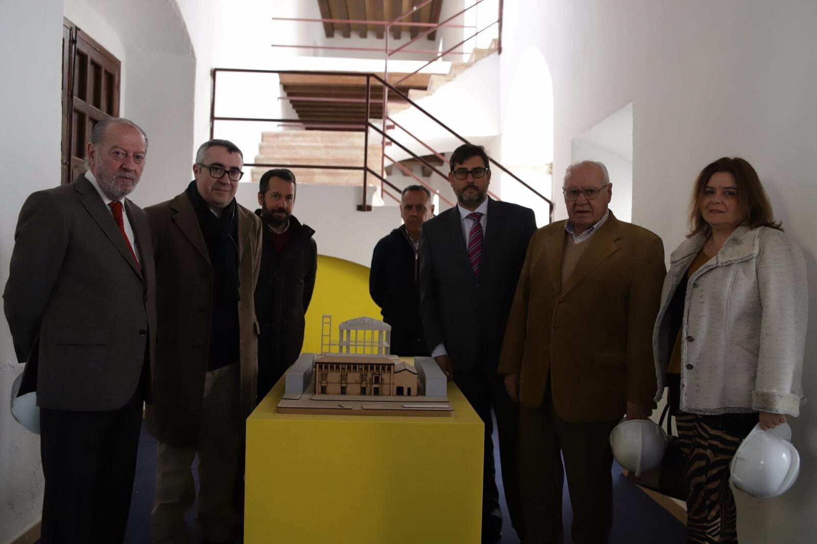 El presidente de la Diputación de Sevilla (a la izquierda de la fotografía), y el alcalde de Utrera, en su visita a la localidad.