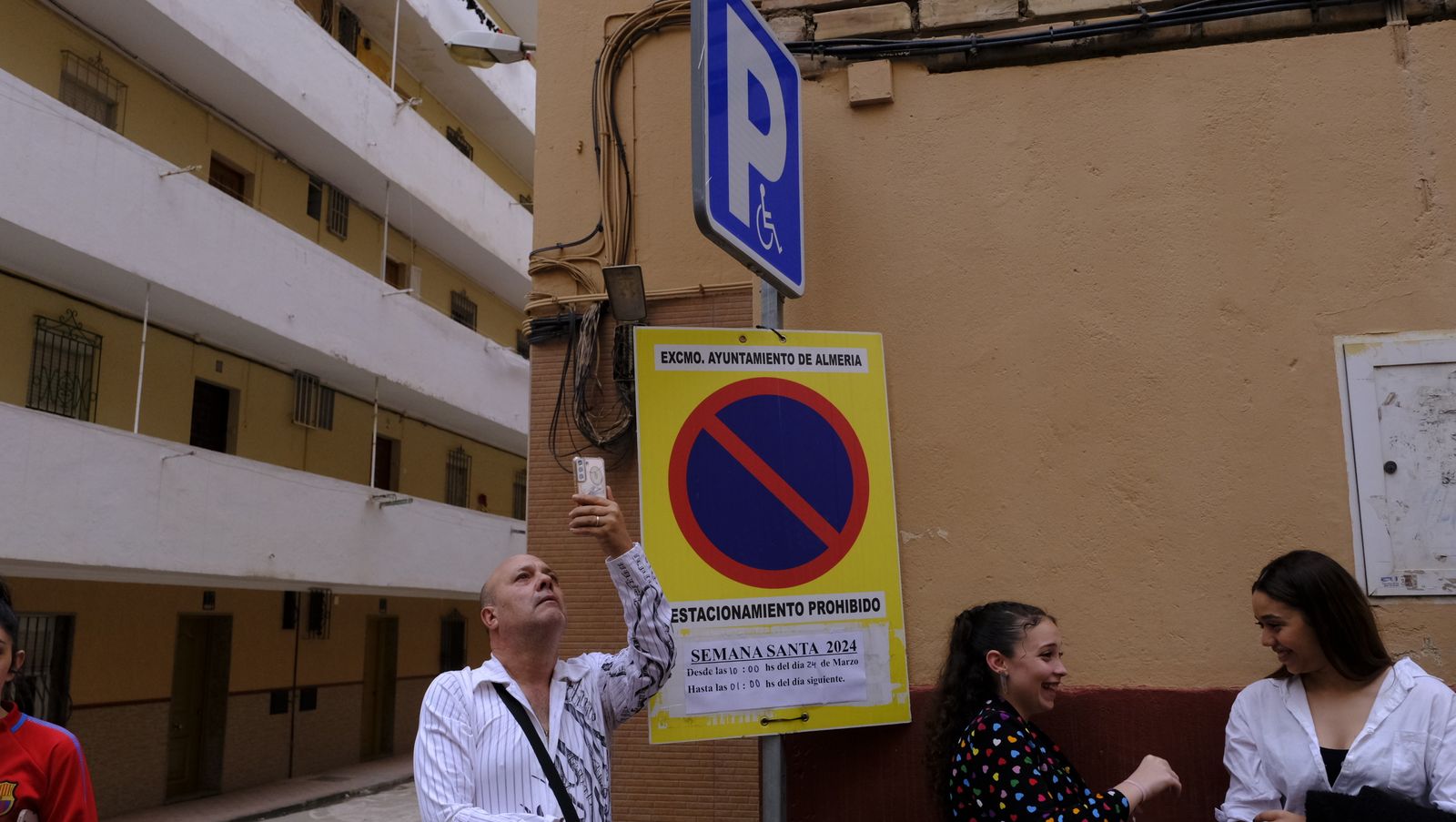 La Procesión de Los Ángeles de sobrepuso a la lluvia, en imágenes