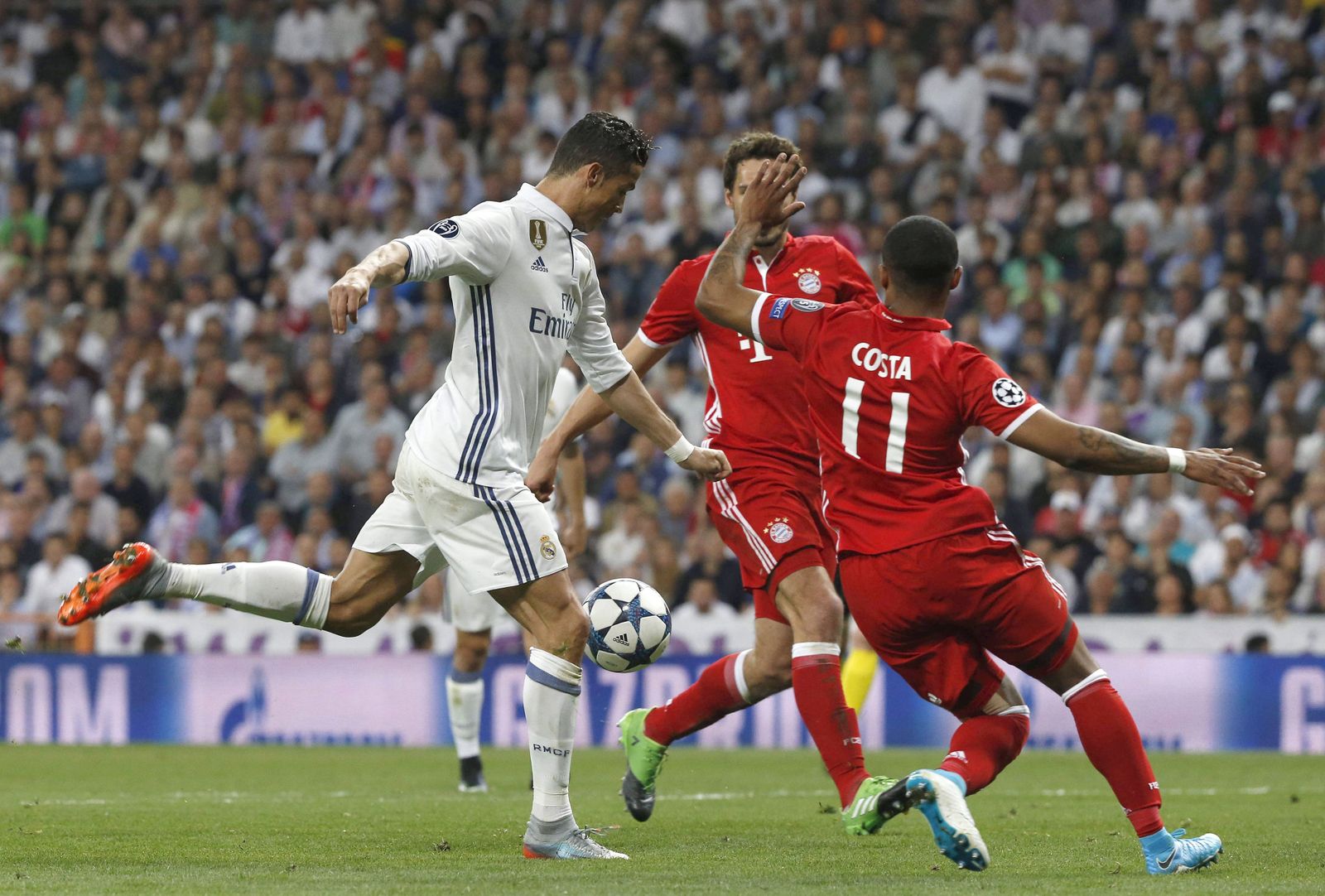 Cristiano Ronaldo empala el segundo gol después de partir en un claro fuera de juego ante la presencia de Douglas Costa y Hummels, que no llegan.