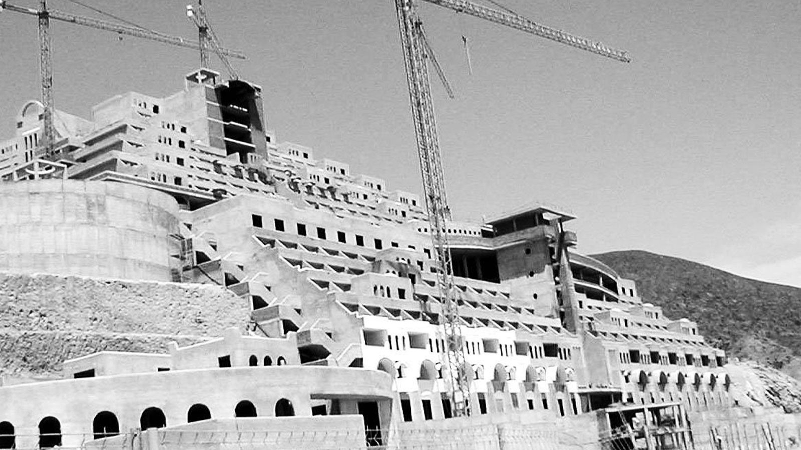 El hotel del Algarrobico en el año 2005, todavía con las obras a pleno rendimiento. El hotel del Algarrobico en el año 2005, todavía con las obras a pleno rendimiento.