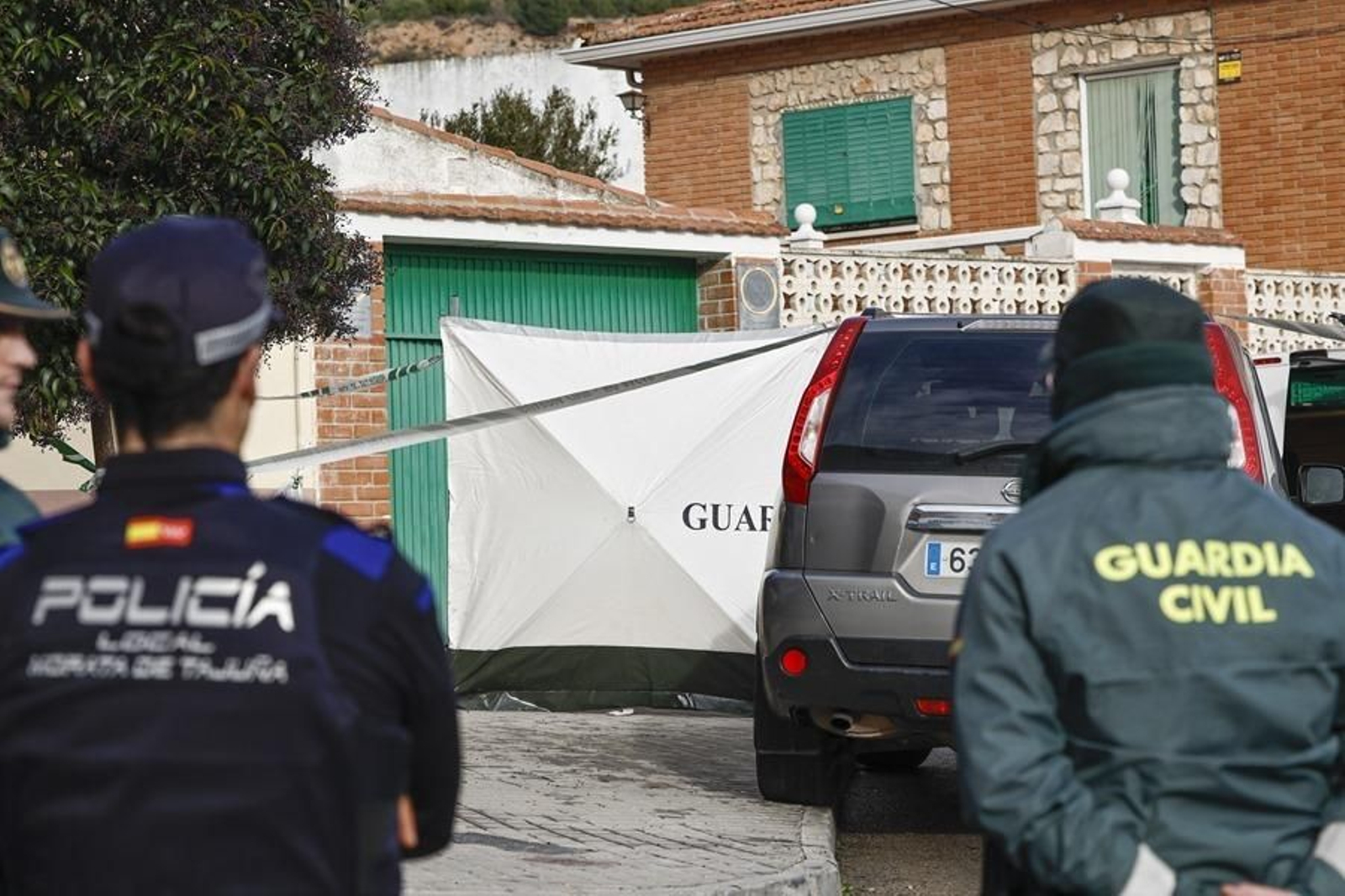 Miembros de la Guardia Civil trabajan en el lugar donde se han hallado los cuerpos.