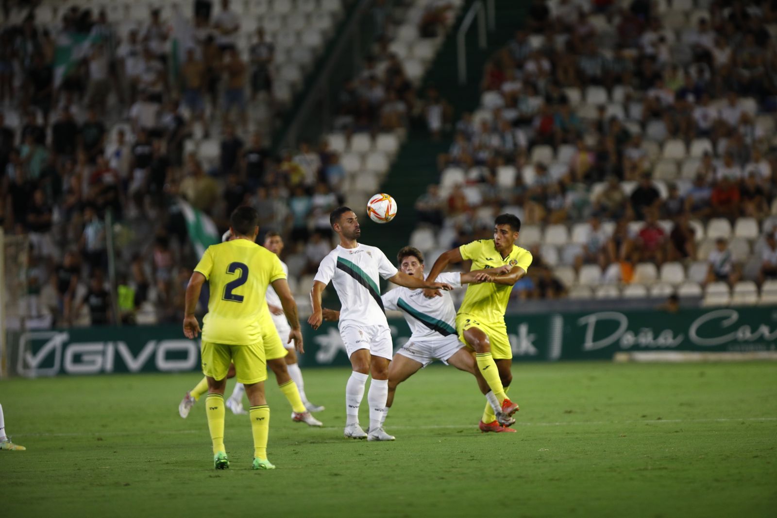 Kike Márquez controla el balón en el amistoso ante el Villarreal B.