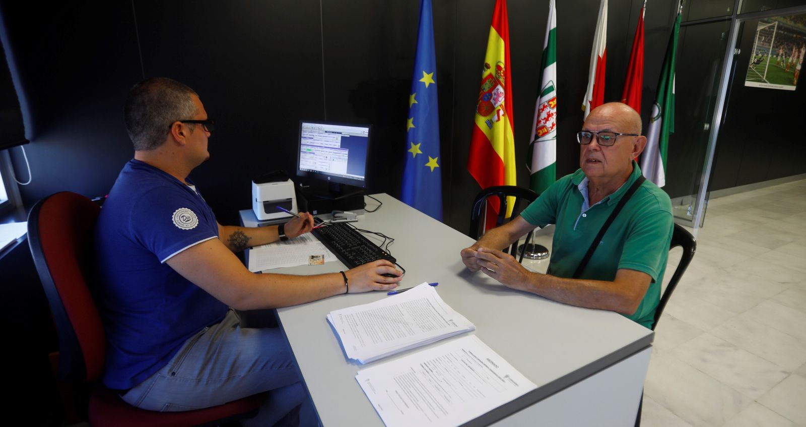 Un abonado del Córdoba CF realiza el trámite de renovación de su carné.