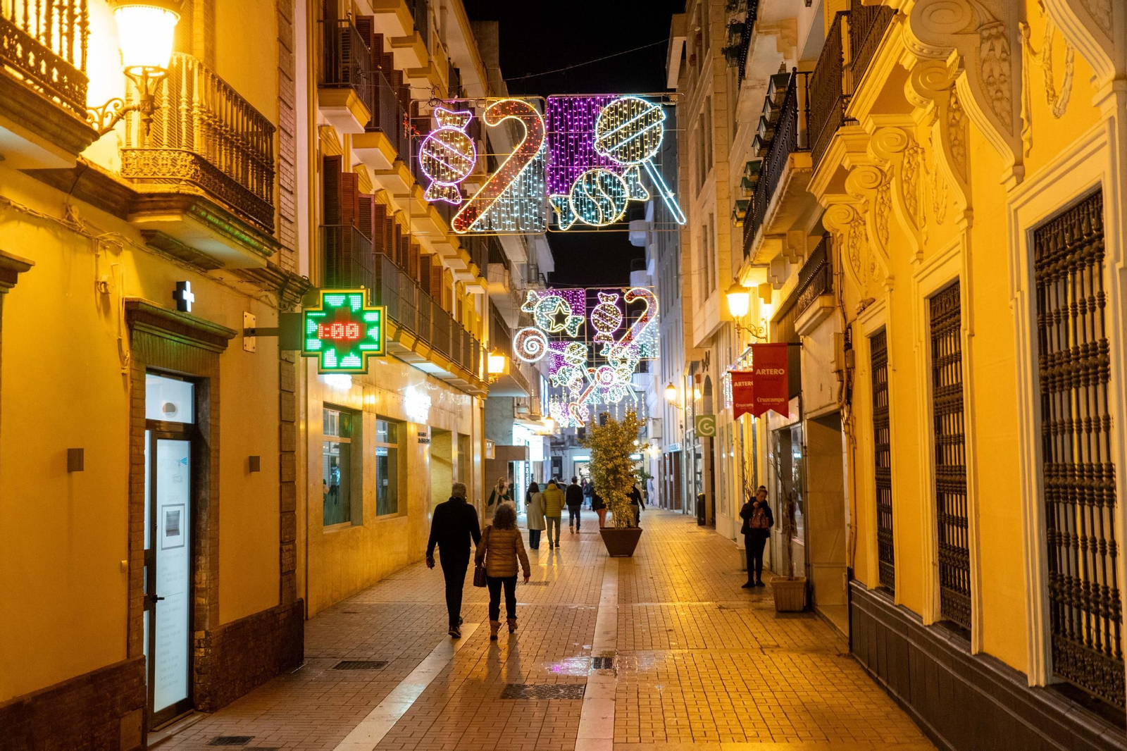 Imágenes de la ciudad de Huelva iluminada por las luces de Navidad