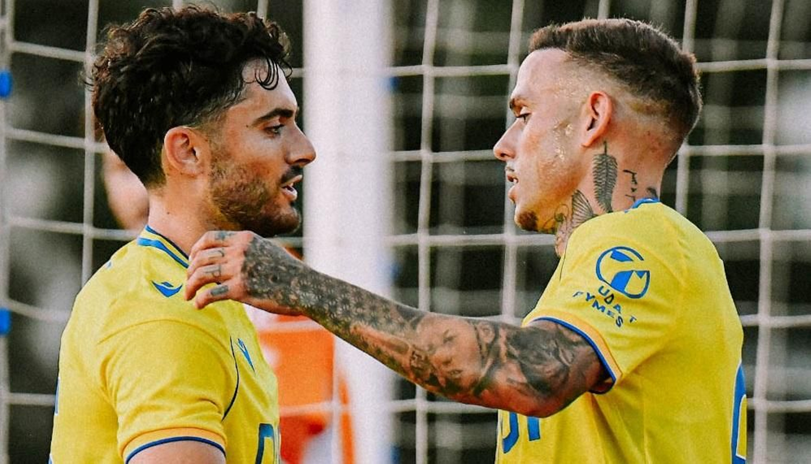 Roger (d) celebra su gol en el Municipal de Chiclana.