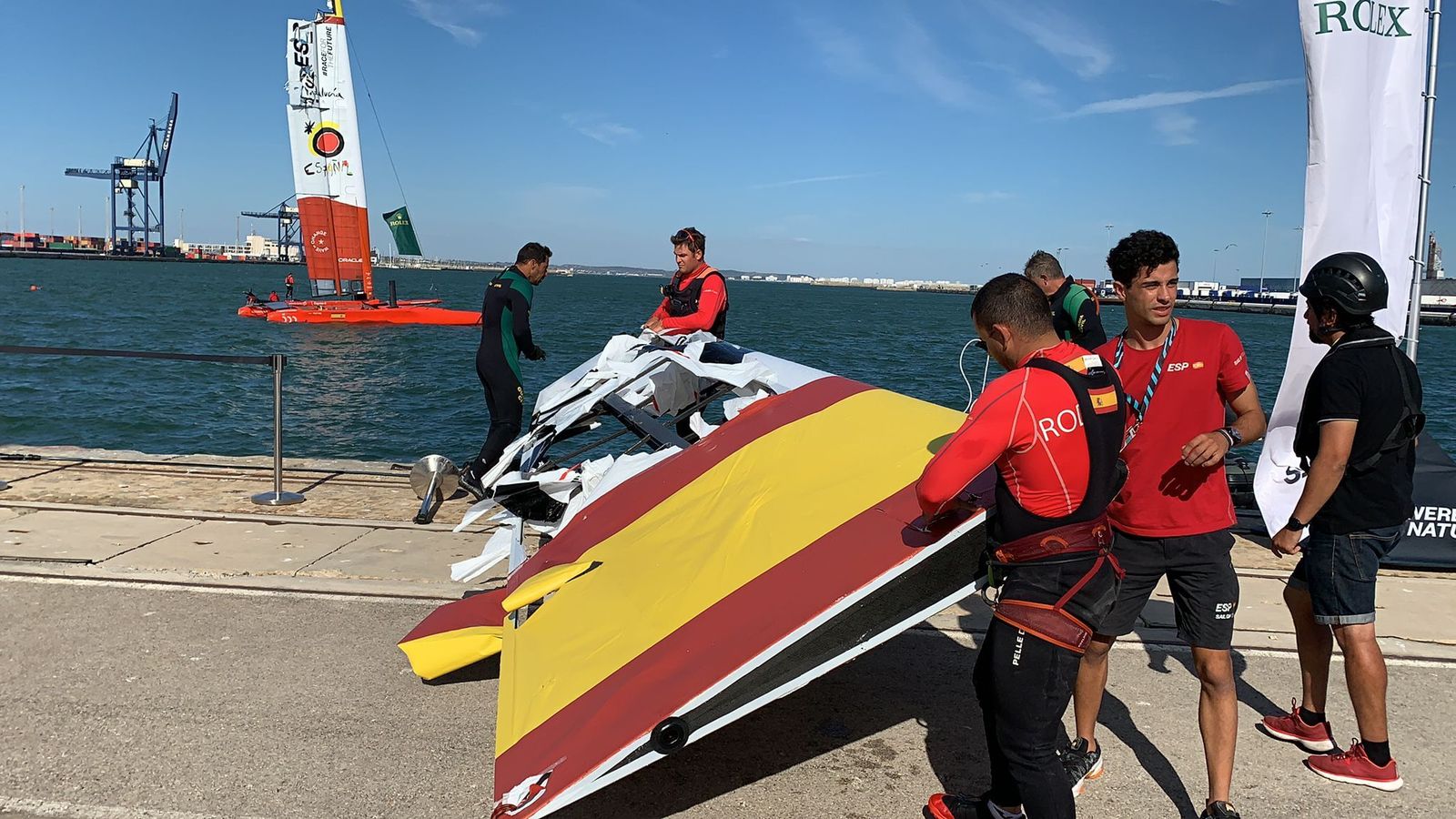 Imágenes: Buzos de la Guardia Civil sacan del mar parte de la embarcación del equipo español de SailGP