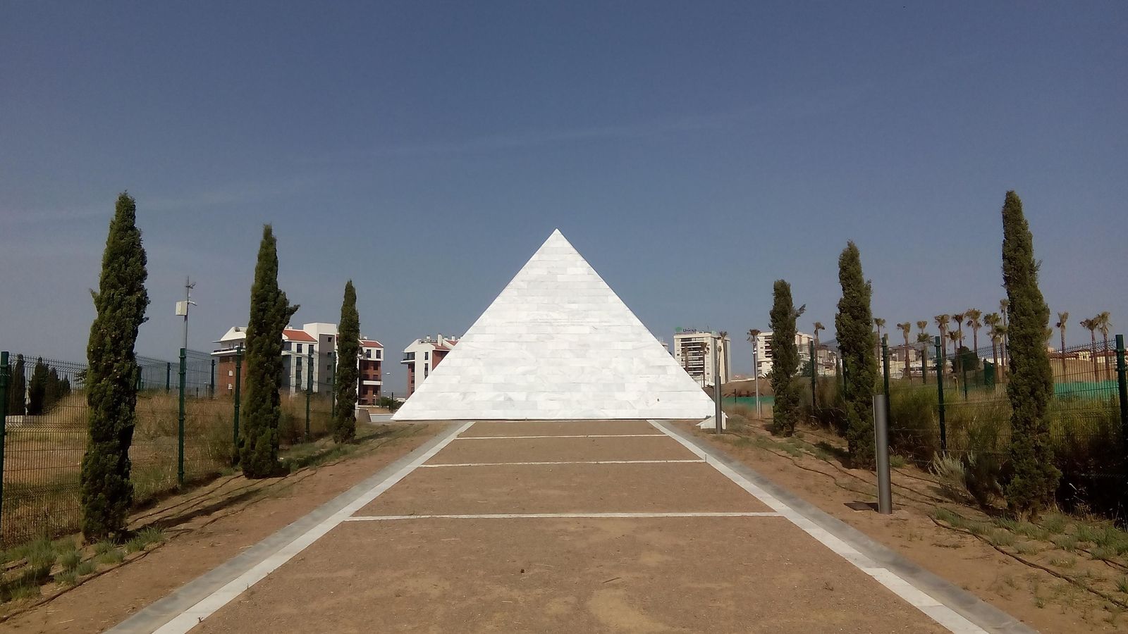 El parque de San Rafael está señalado con una gran pirámide conmemorativa.