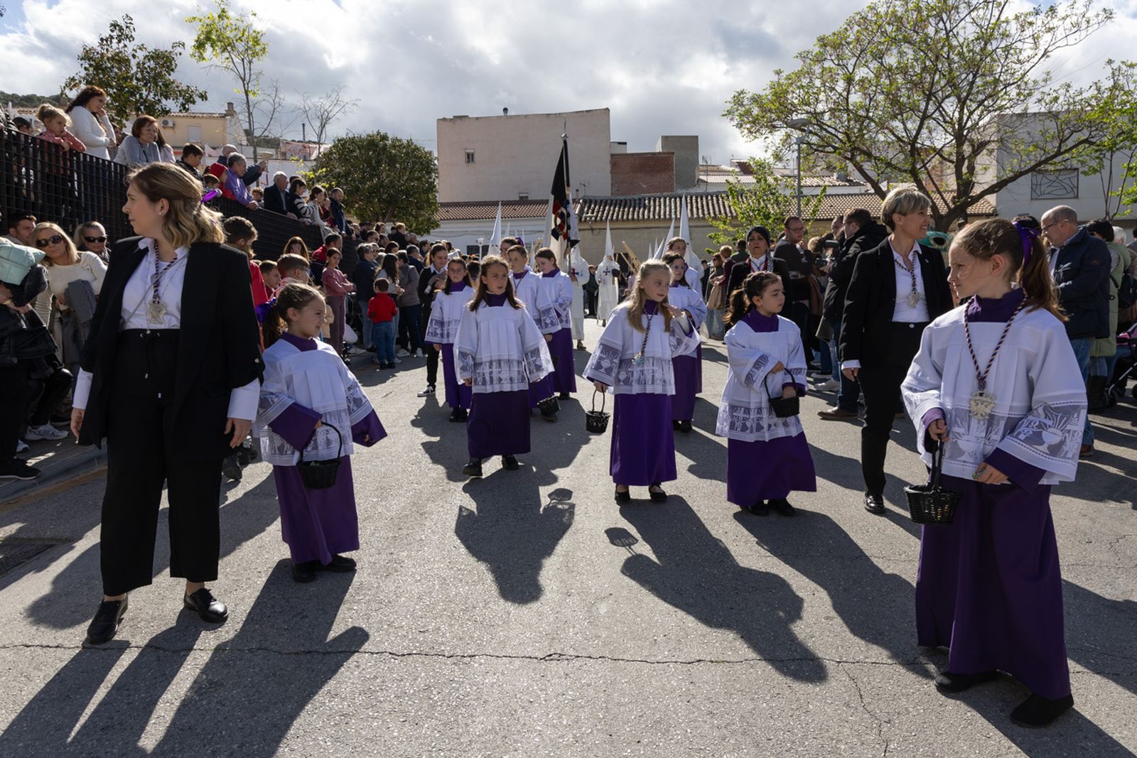El Miércoles Santo inicia la tarde con los nazarenos trinitarios del barrio de Santa Isabel
