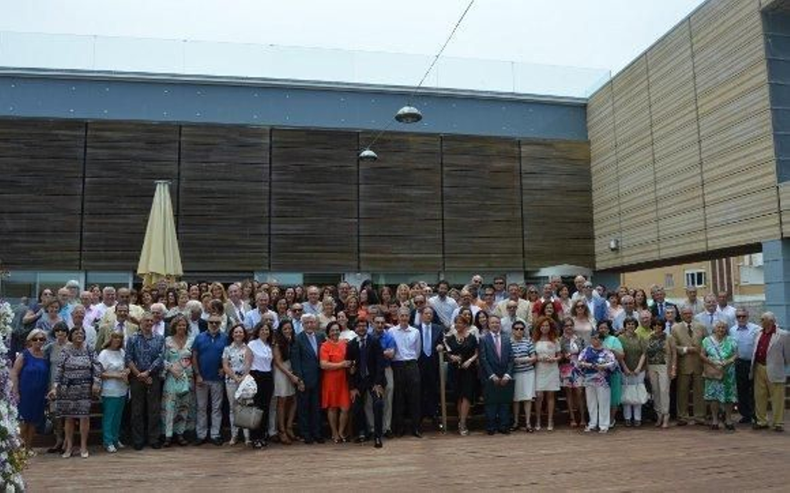 Joaquín Fernández López-Covarrubias, rodeado de todo el grupo de compañeros que asistieron al almuerzo-homenaje en el Parador Atlántico de Cádiz con motivo de su jubilación. El homenajeado deja su actividad profesional tras desempeñar el cargo de secretario general de la Diputación Provincial de Cádiz.  Foto: Ignacio Casas de Ciria