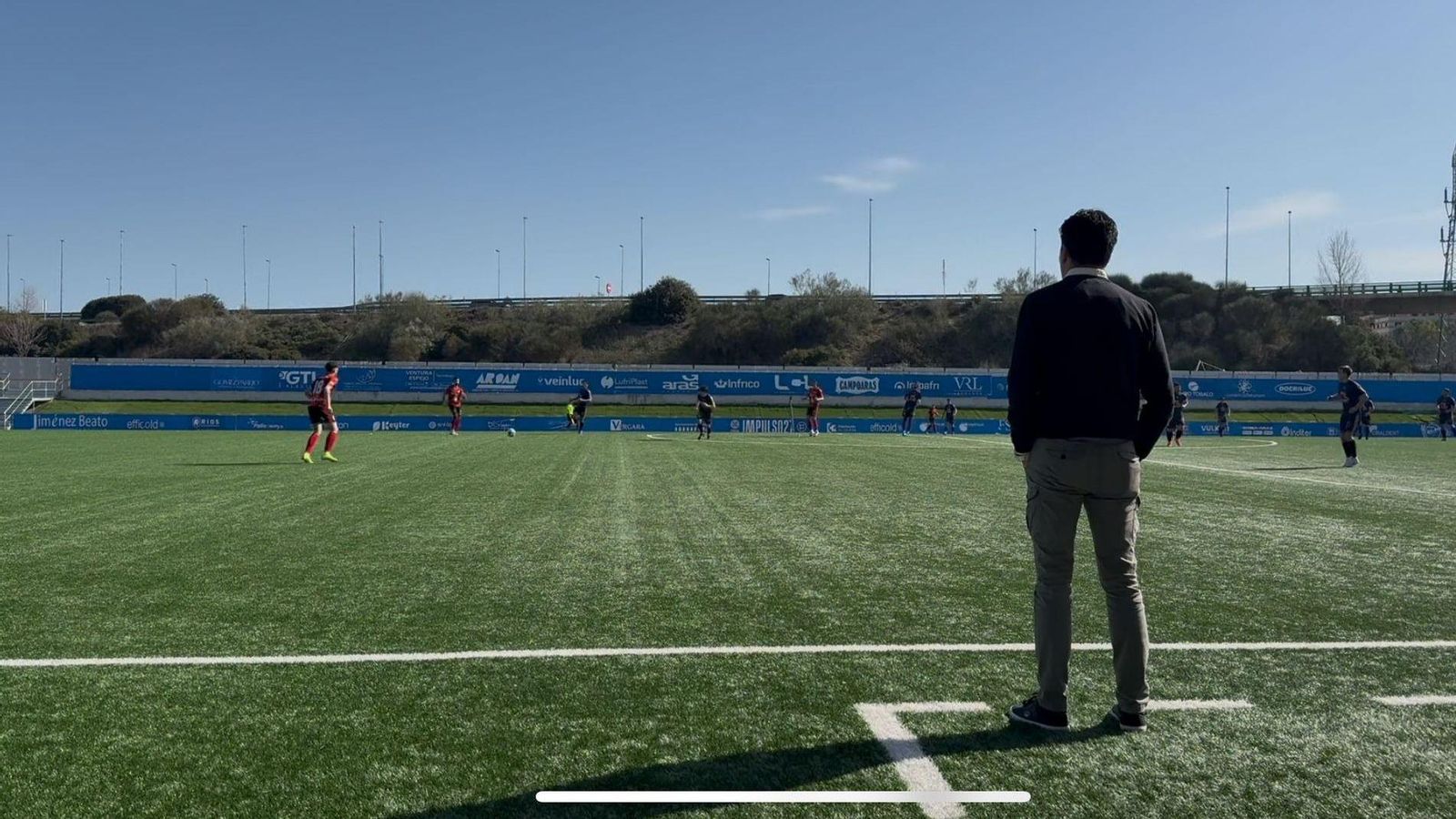 Rafa Escobar contempla el calentamiento de sus jugadores