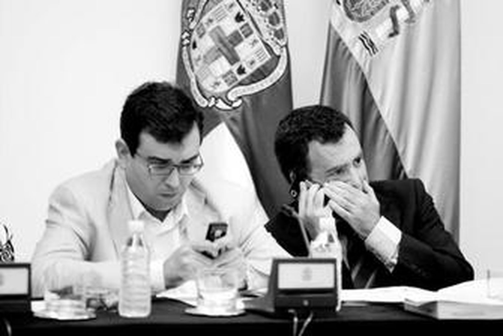 Francisco Amizian y Pablo Venzal, haciendo uso de sus móviles durante una sesión plenaria.