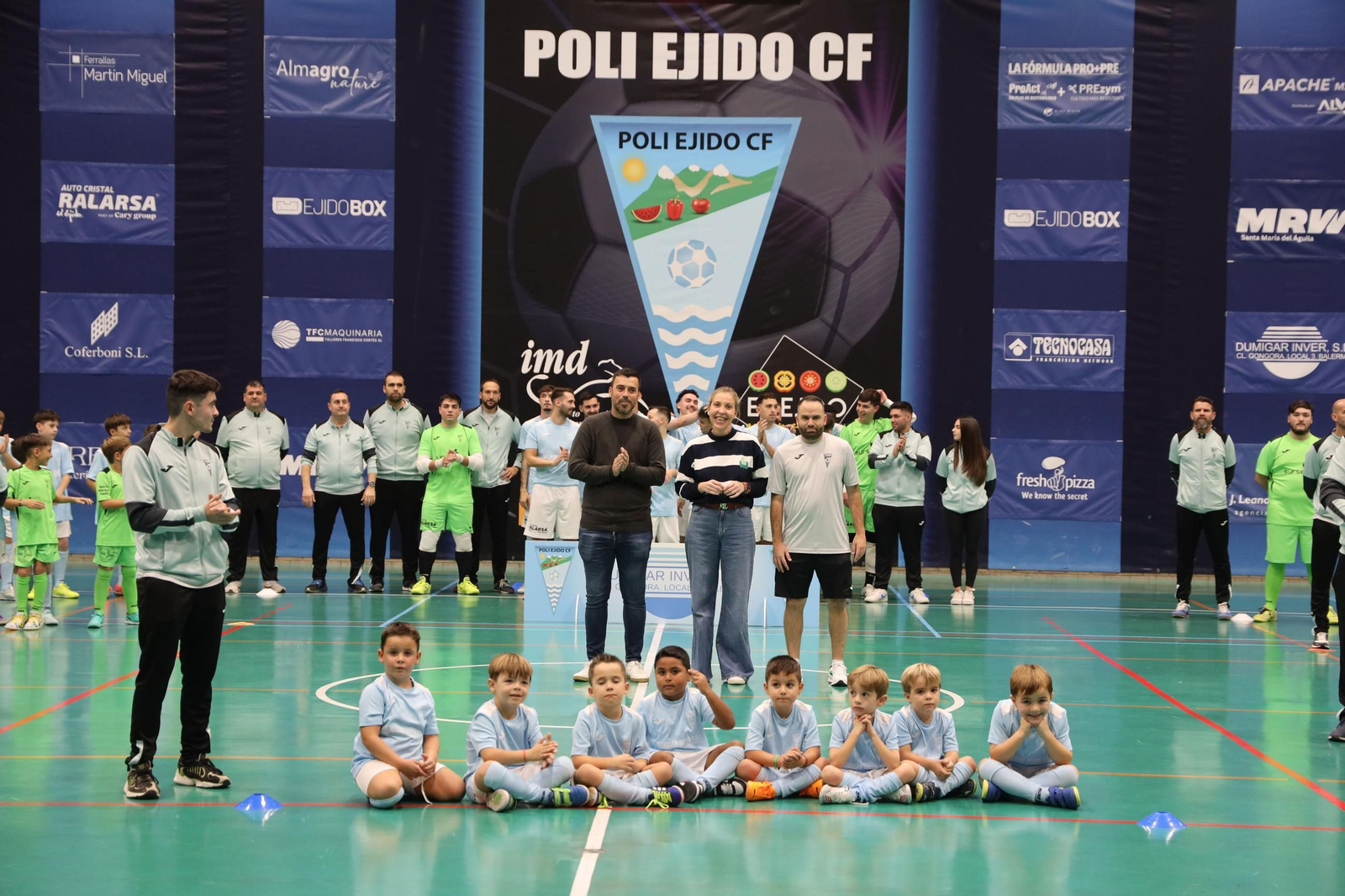 Varios de los jugadores de las categorías del conjunto ejidense durante su presentación.