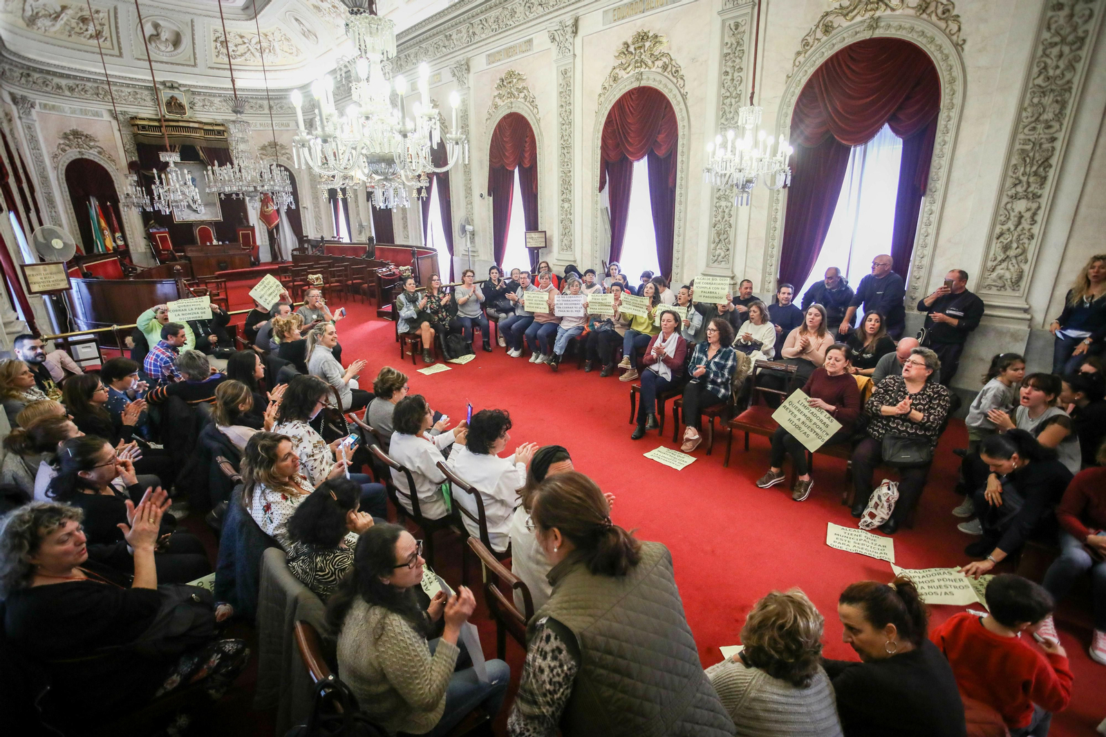 Imagen de archivo de las limpiadoras municipales en el Salón de Plenos protestando por el impago de sus salarios.