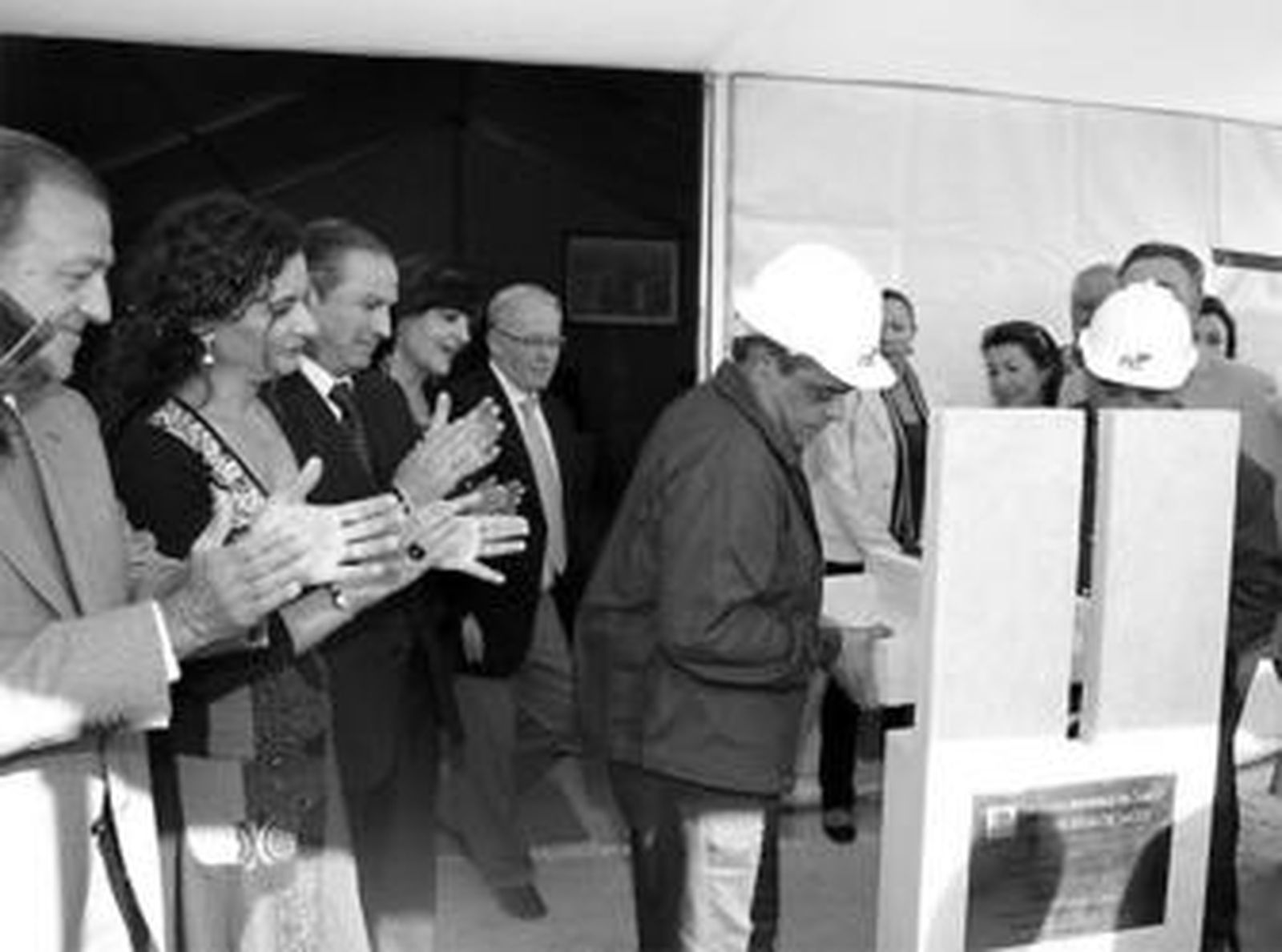 La consejera de Salud y el alcalde de Ronda, en la puesta de la primera piedra de las obras del nuevo hospital.