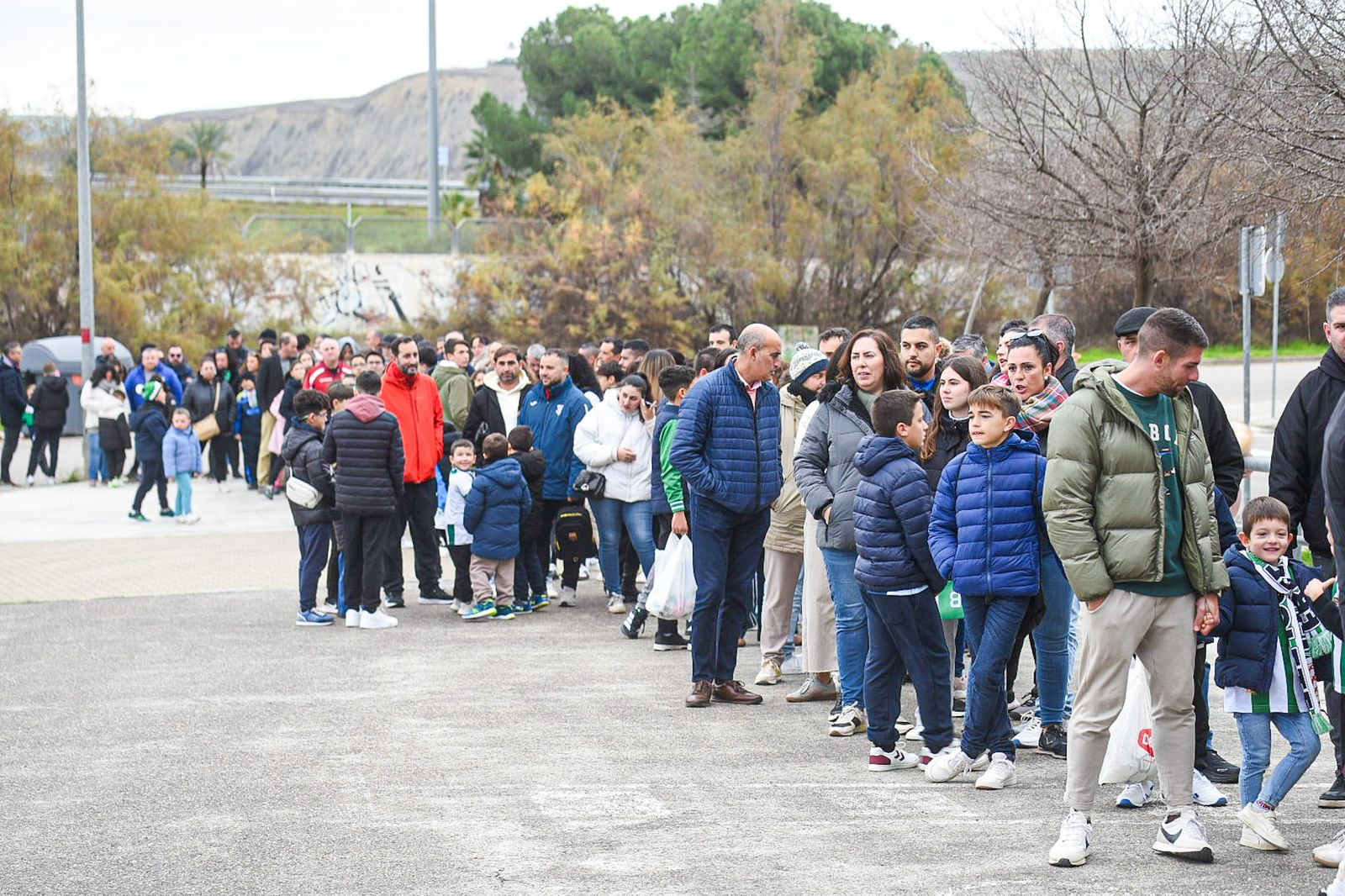 El Córdoba CF se deja querer por su afición en el Día de Año Nuevo: las fotos del entrenamiento de puertas abiertas