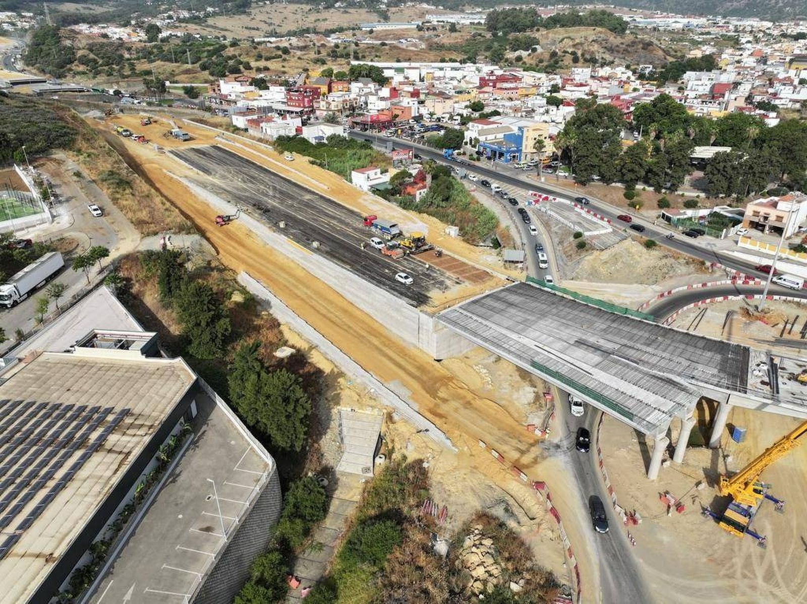 Imagen aérea de la zona de Los Pastores y El Saladillo, donde se levantará la gran glorieta elíptica a dos niveles que conectará la A-7, la N-340 y la N-350.