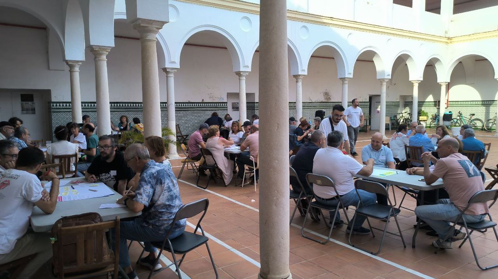 Una imagen del Consejo celebrado en el patio del edificio San Agustín.