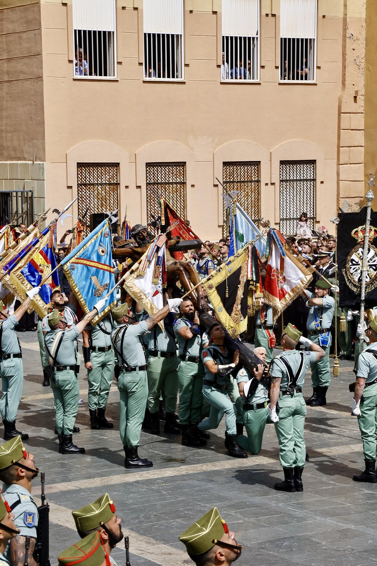 Las fotos de la Legión en el traslado del Cristo de Mena en Málaga este Jueves Santo