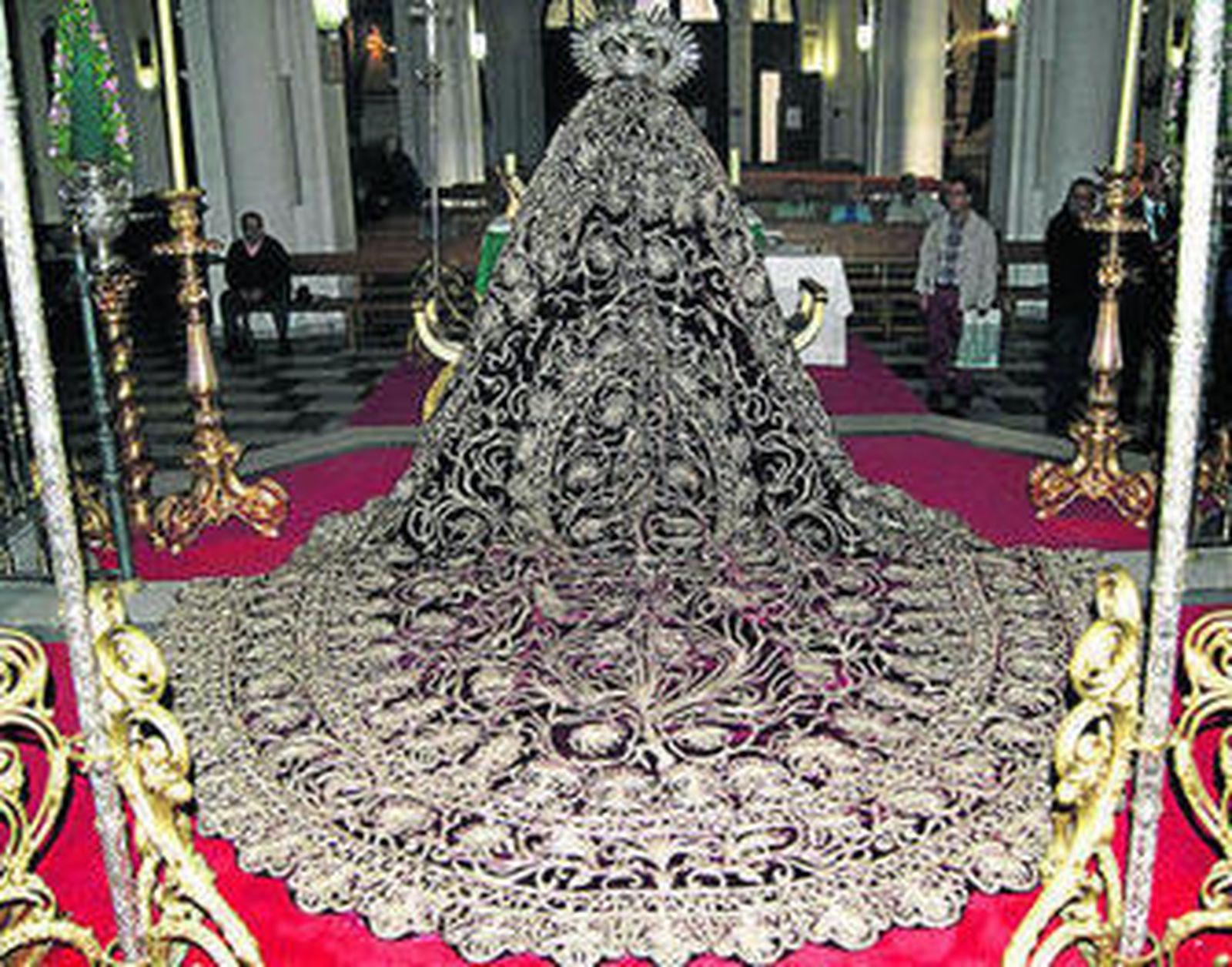 El manto de la Virgen de los Dolores, en los cultos de su coronación.