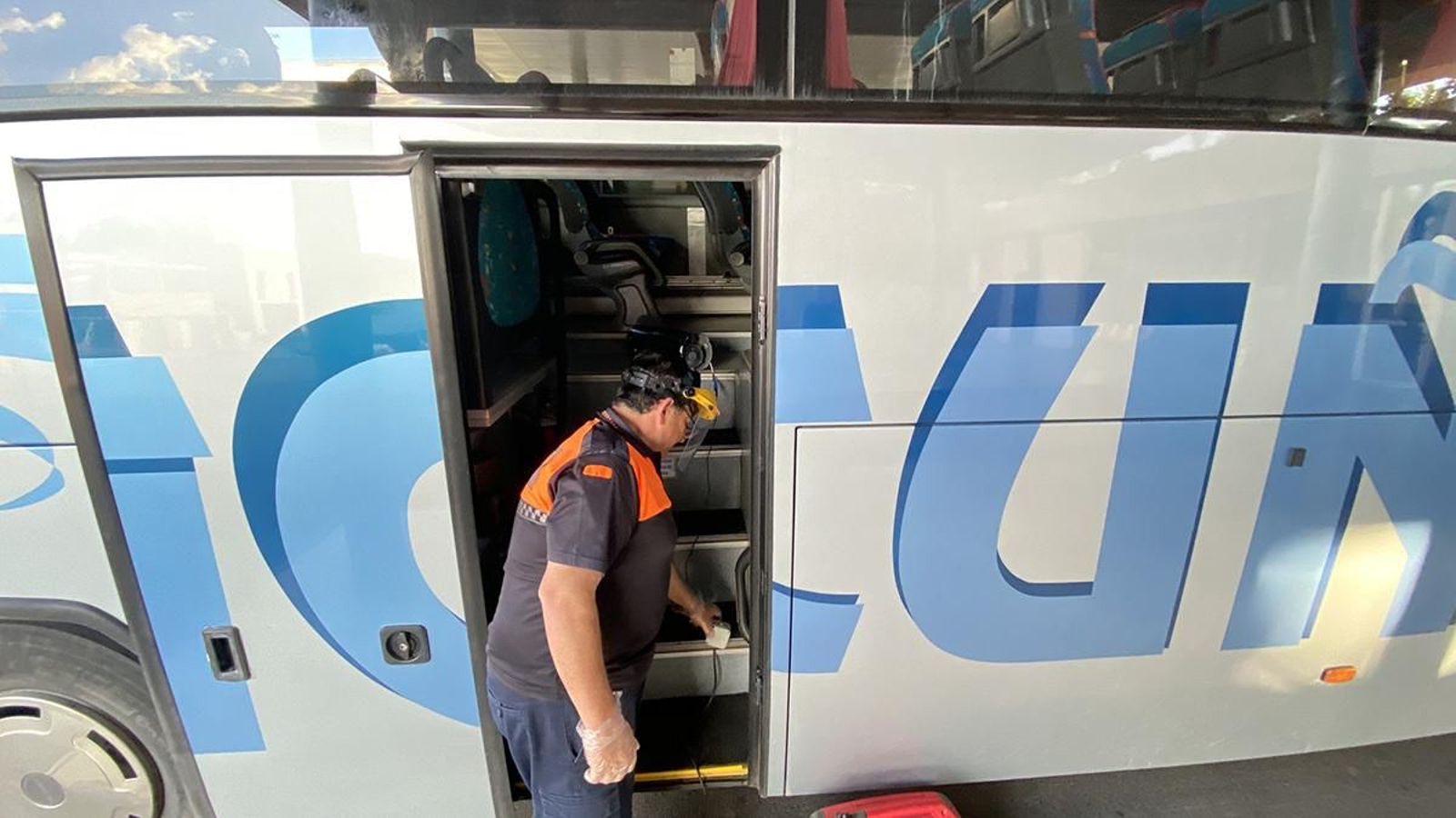 El Ayuntamiento de Berja refuerza la limpieza del transporte colectivo con un tratamiento de ozono