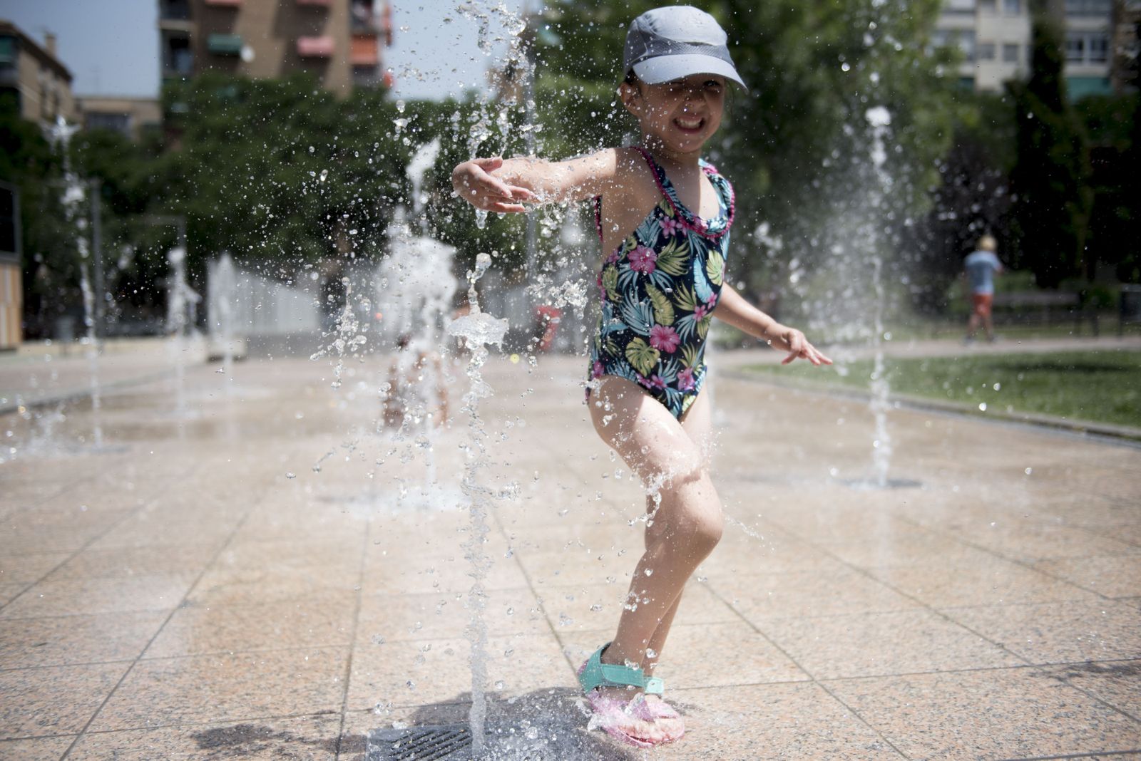 Una niña combate las altas temperaturas