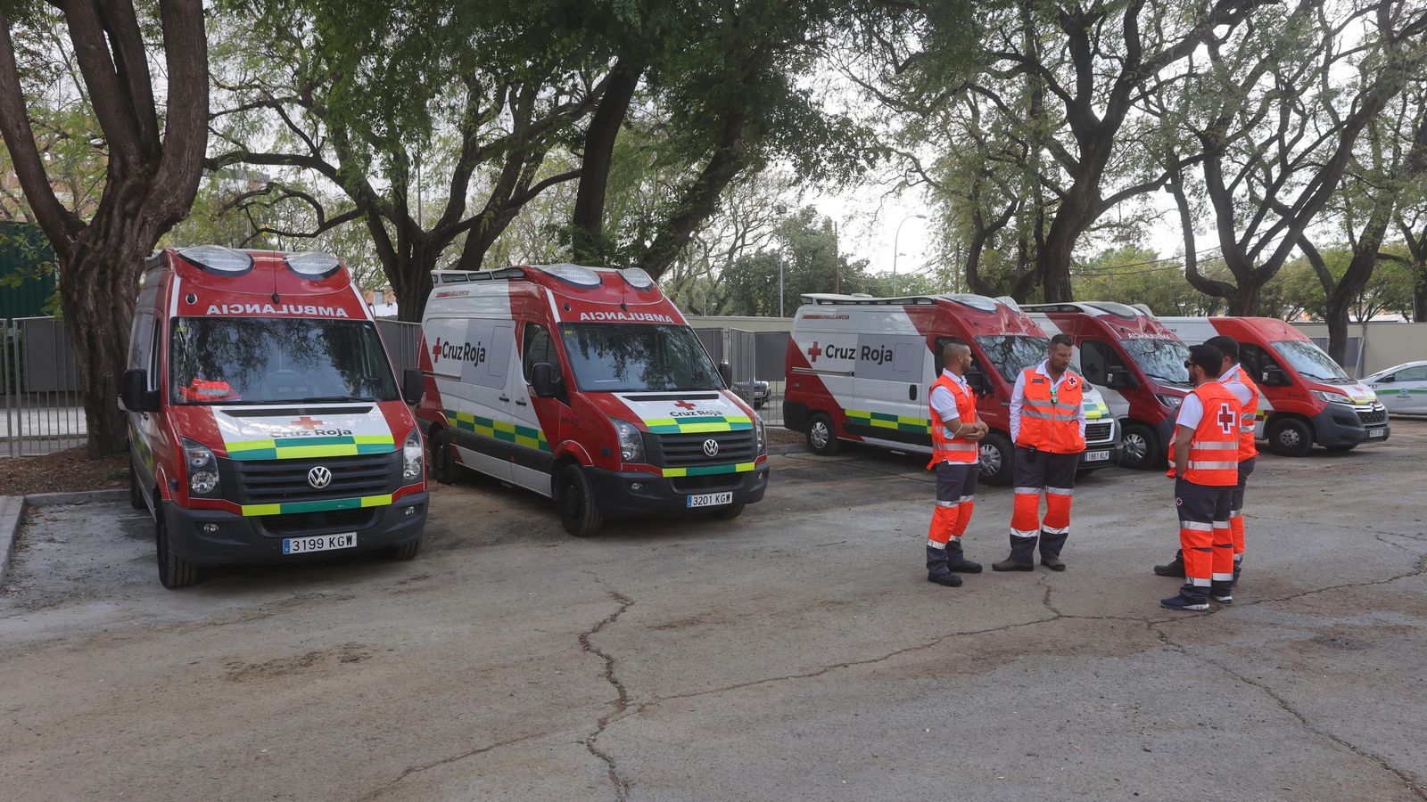 Las ambulancias del dispositivo sanitario junto al Real de la Feria.