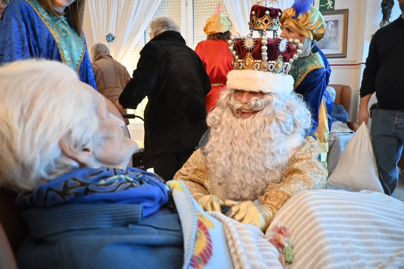 Las fotos más tiernas de la visita de los Reyes Magos a los ancianos de Huelva este 5 de enero