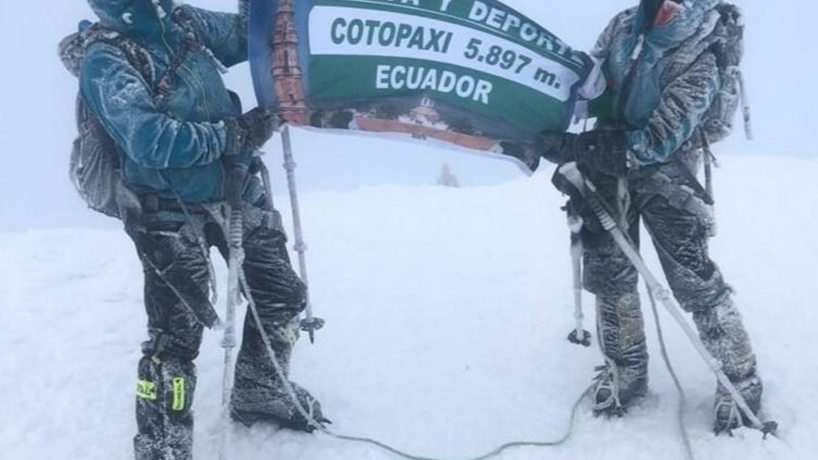 La pareja de escaladores tras hacer cumbre en el Cotopaxi.