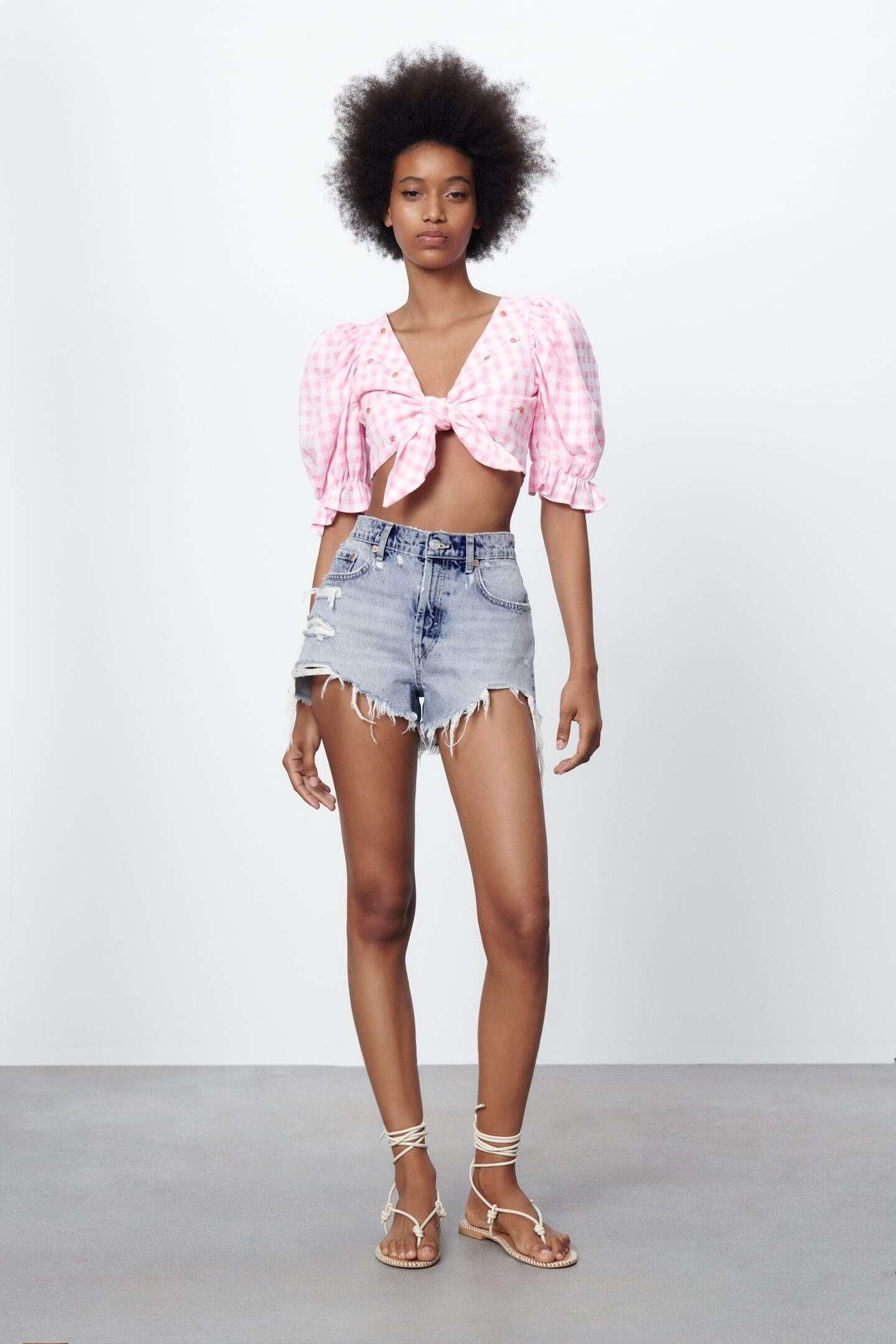 Blusa de cuadros vichy rosa de Zara.