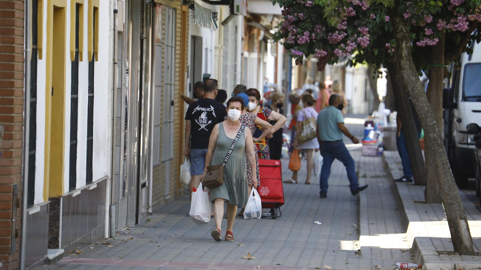 Varias personas caminan por las calles de Alcolea.