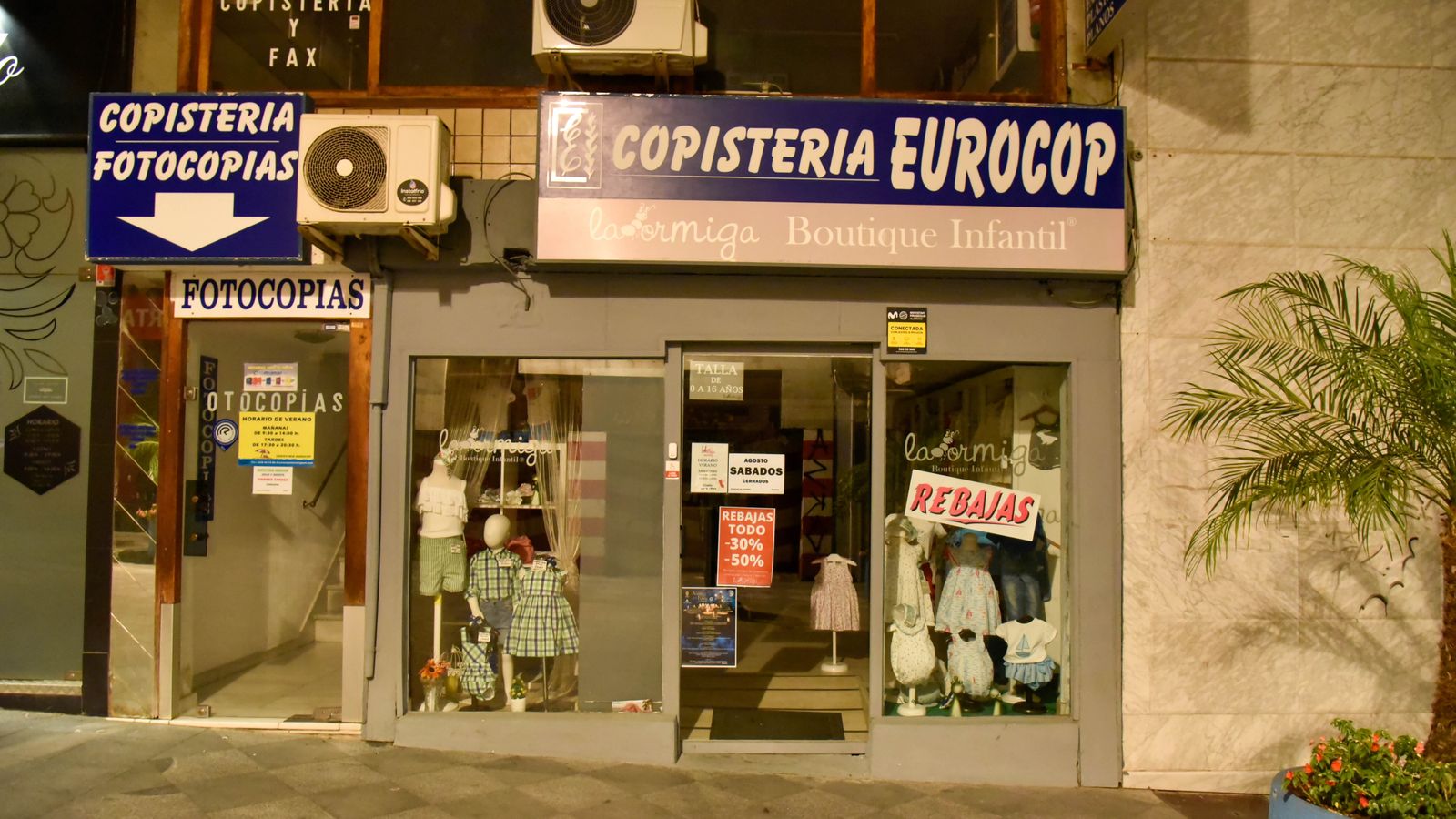 Fotos de edificios públicos y escaparates apagados en Algeciras por el plan de ahorro energético