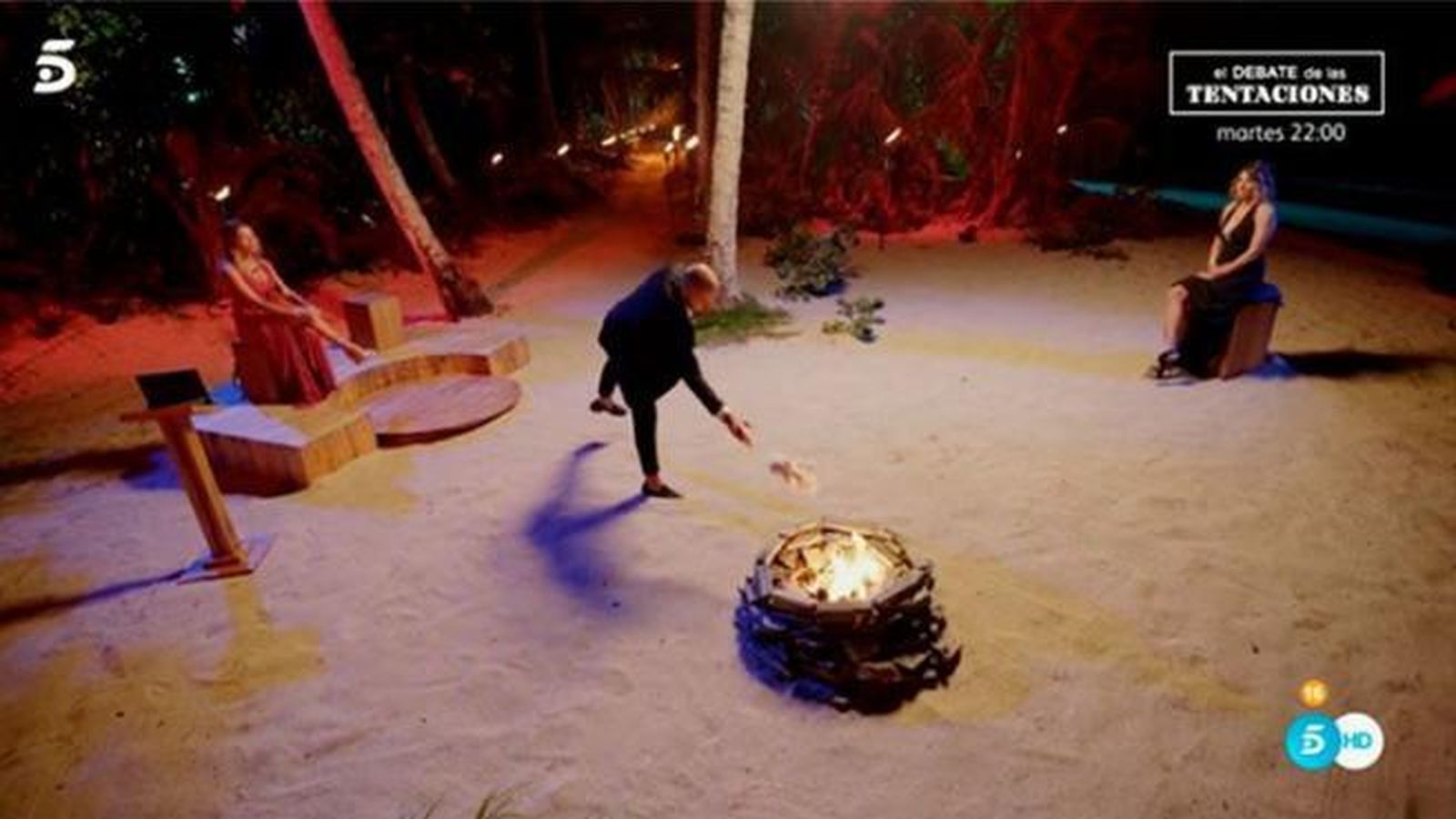 Momento en que Pablo arroja a Rosito a la hoguera frente a Mayka.