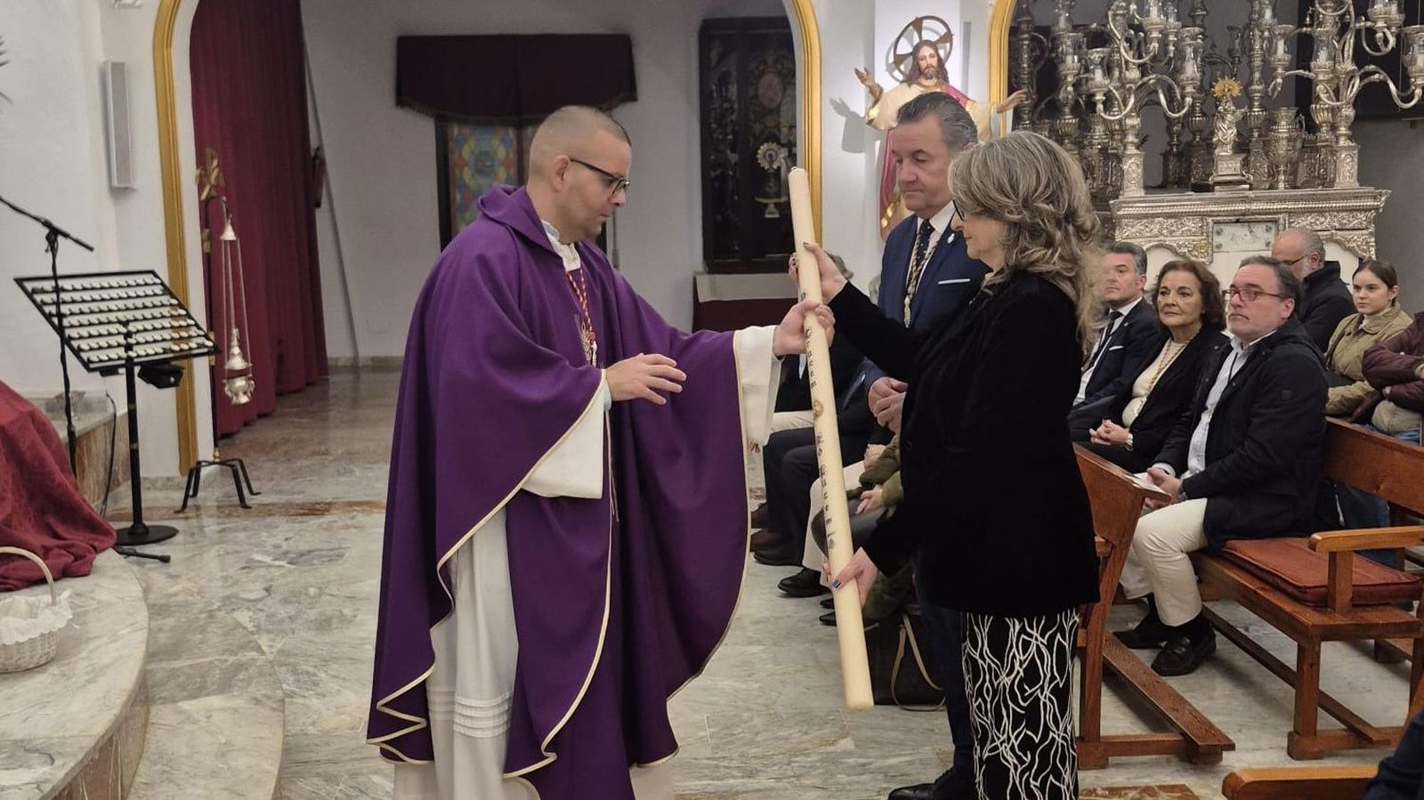 Entrega del cirio ‘Pre Crucem ad Lucem’.