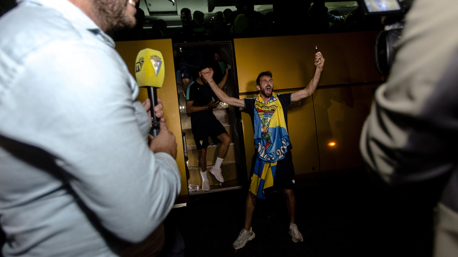En imágenes el encuentro de los jugadores del Cádiz C.F. y la afición en las Puertas de Tierra.