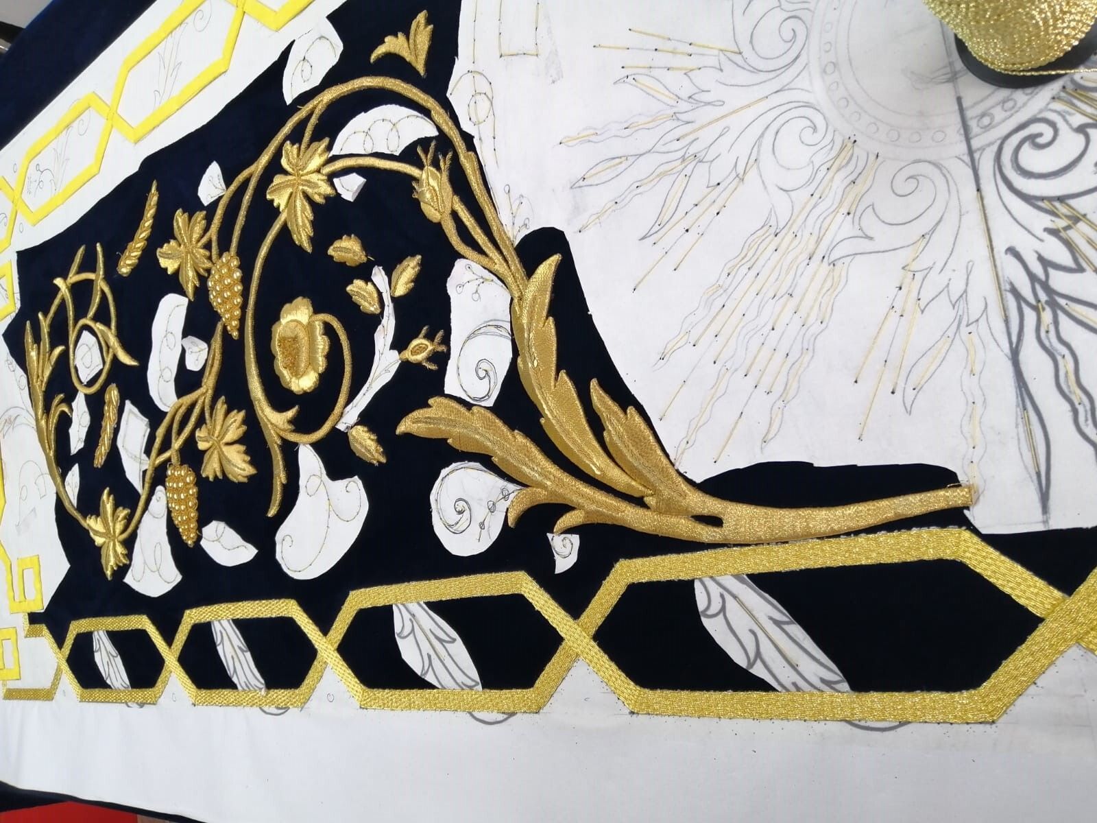 Detalle de los bordados del futuro paso de palio de María Santísima del Consuelo.