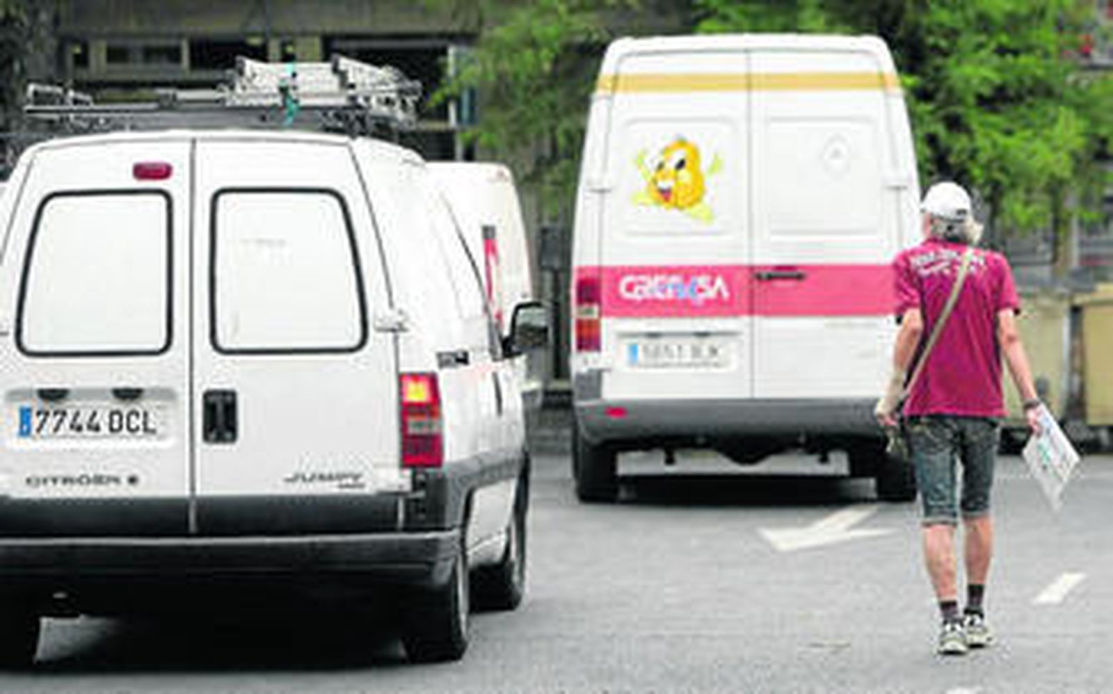 Los aparcacoches ilegales se mantienen en el entorno de la Gavidia después de la semipeatonalización.