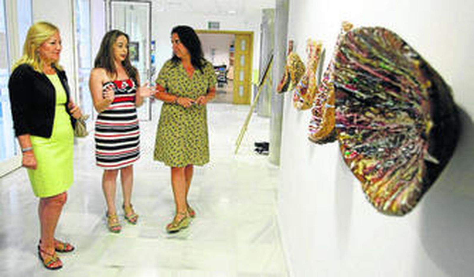 Remedios Rubiales (en el centro) explica su exposición a Carmen Sánchez, concejala de Juventud.