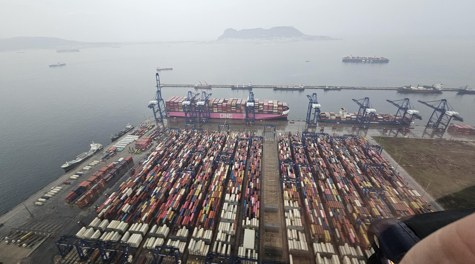 El 'ONE Innovation' durante su escala en TTI Algeciras, el jueves por la tarde.