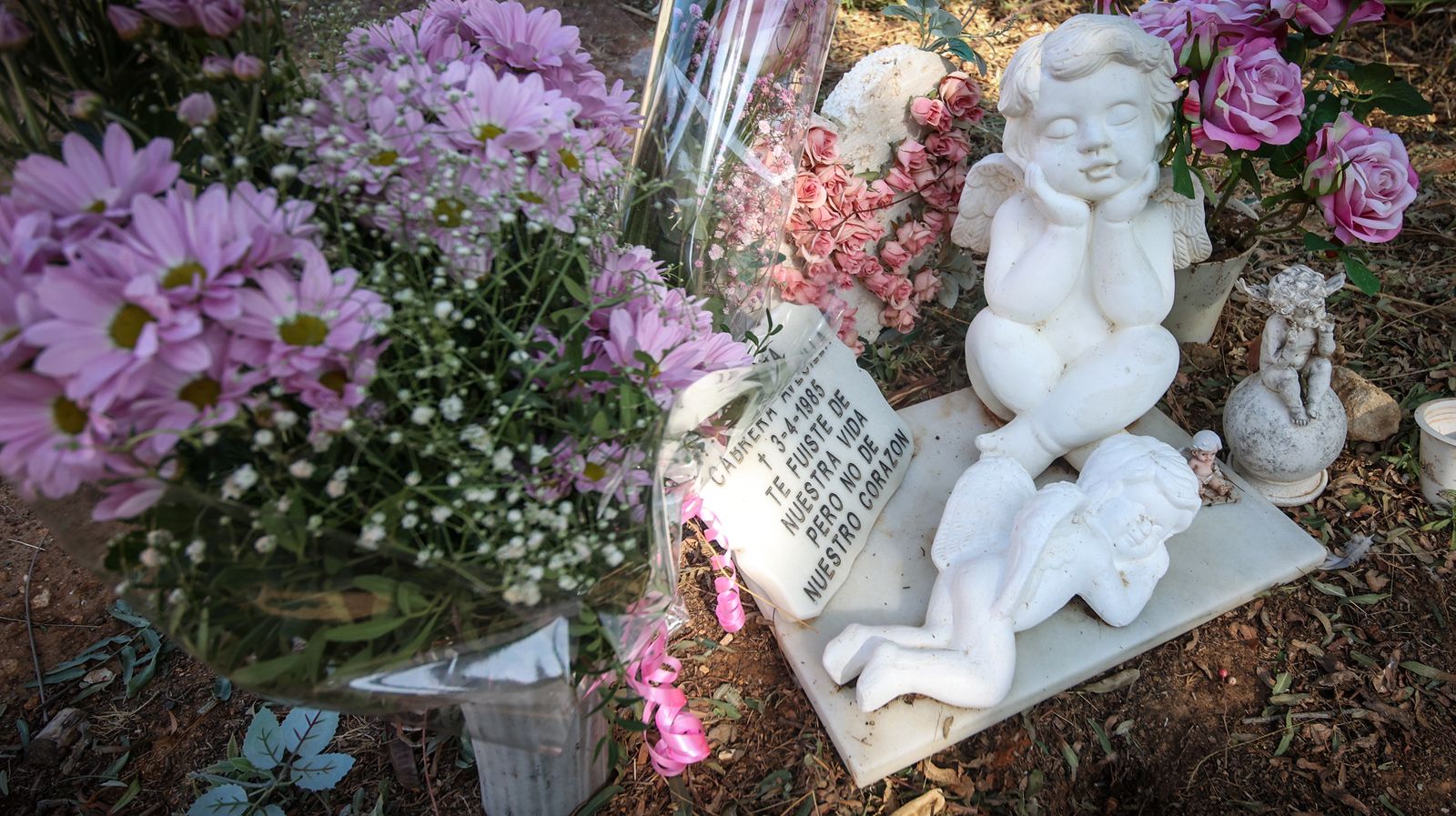Día de recuerdo y emociones en el cementerio de Jerez