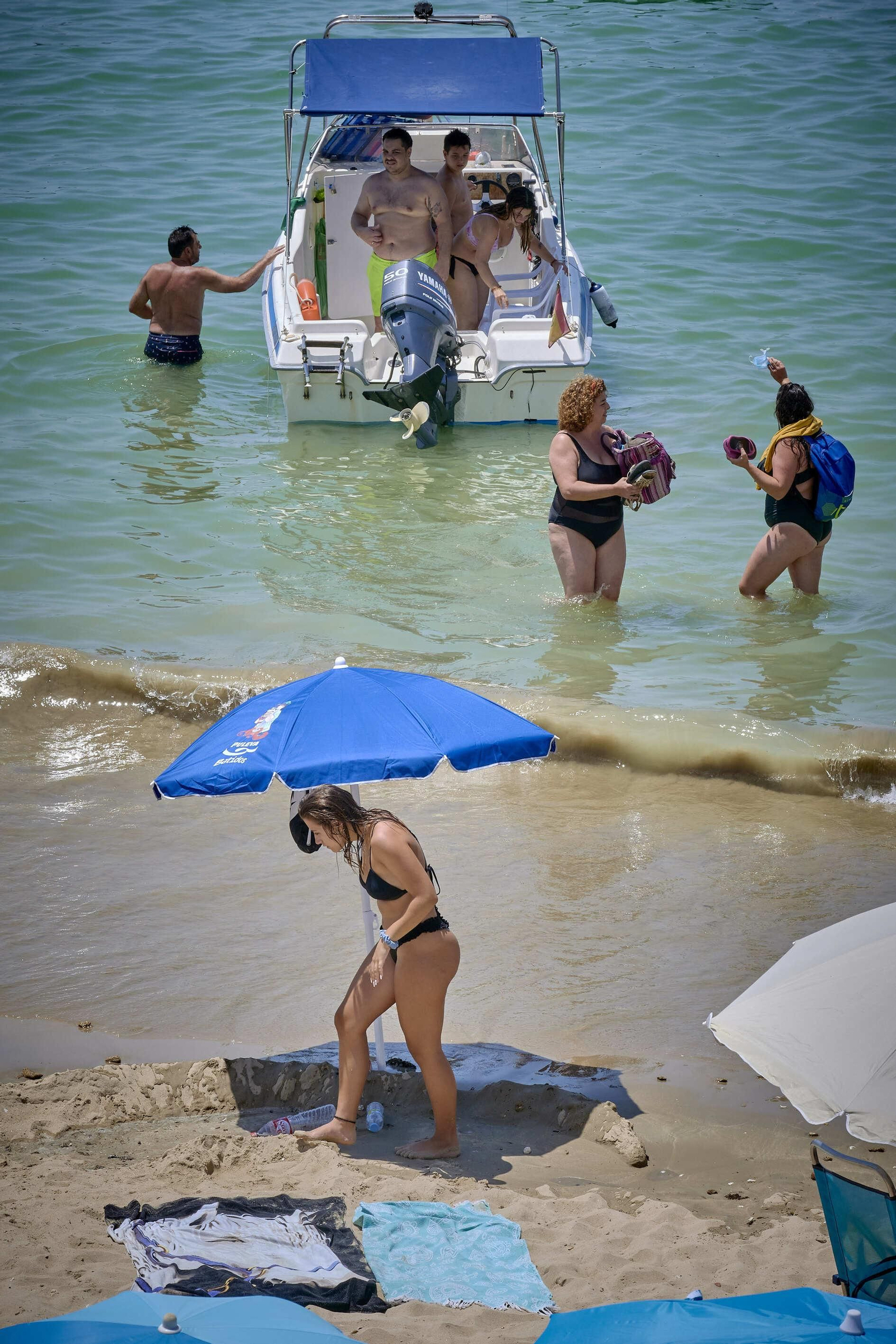 Imágenes inéditas en La Caleta con colas para entrar al completarse el aforo