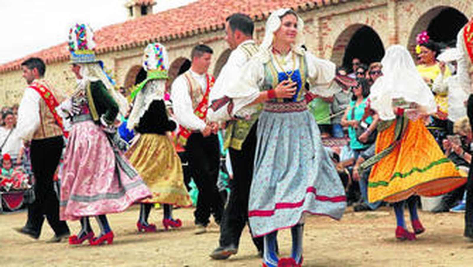 Uno de los tradicionales bailes, ante la ermita de San Benito.