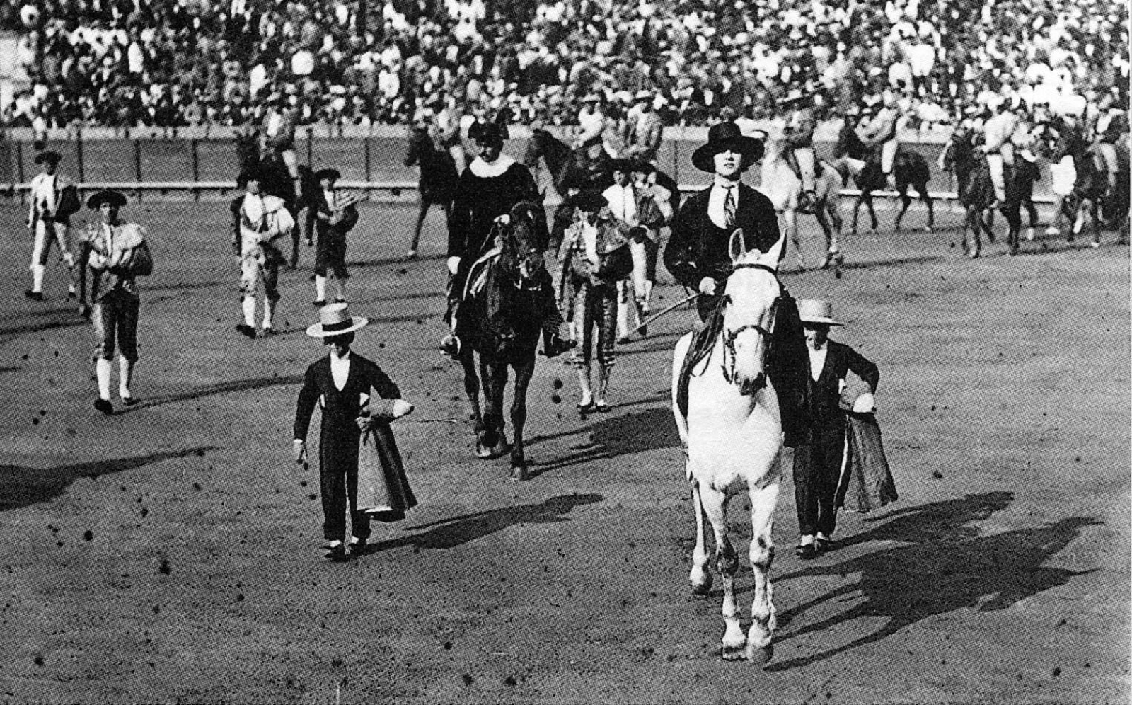 Manolo y Pepe Bienvenida encabezan el paseíllo en la plaza de la Maestranza el 28 de junio de 1925.