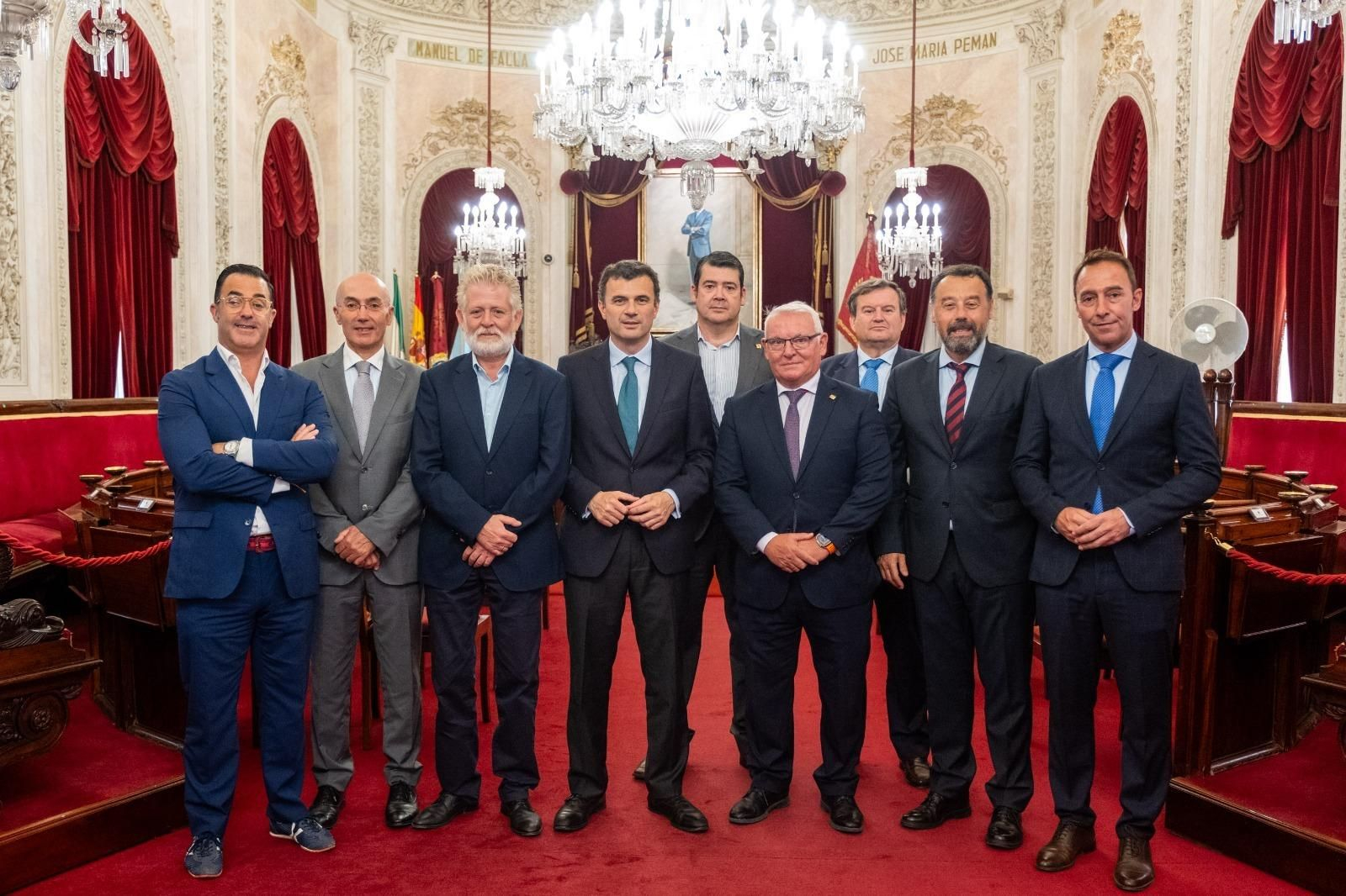 El alcalde, Bruno García, con los representantes de los Colegios de Agentes Comerciales.