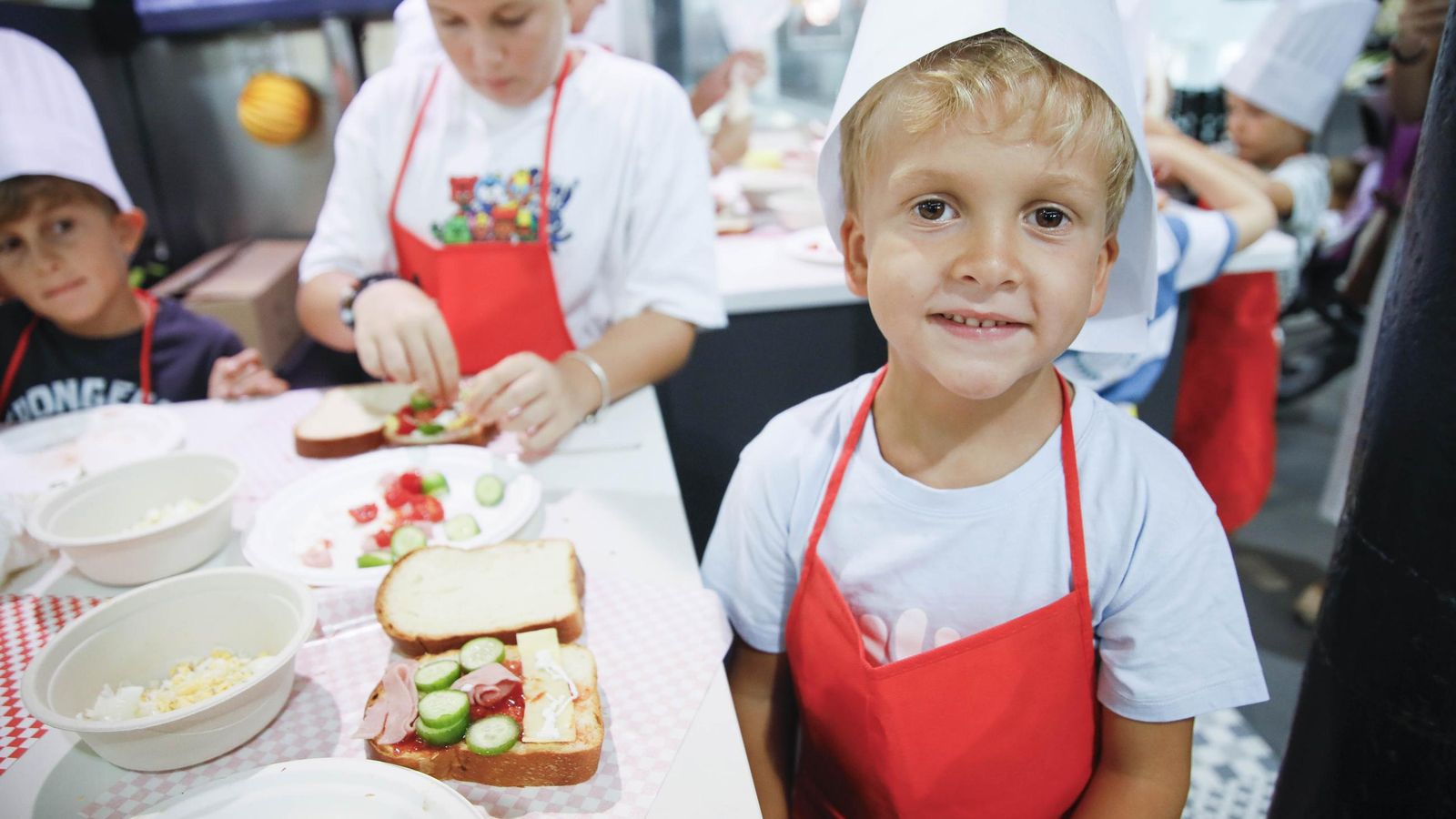 Las imágenes del taller infantil de cocina en el mercado de Almería