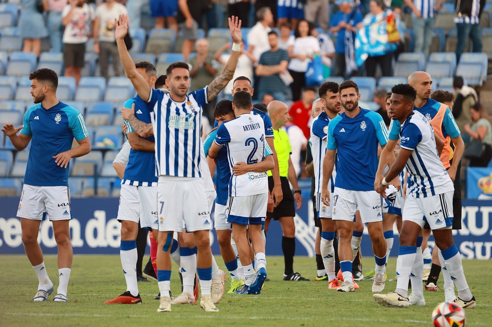 Los jugadores del Recre celebran la victoria contra el Castilla. Los jugadores del Recre celebran la victoria contra el Castilla.