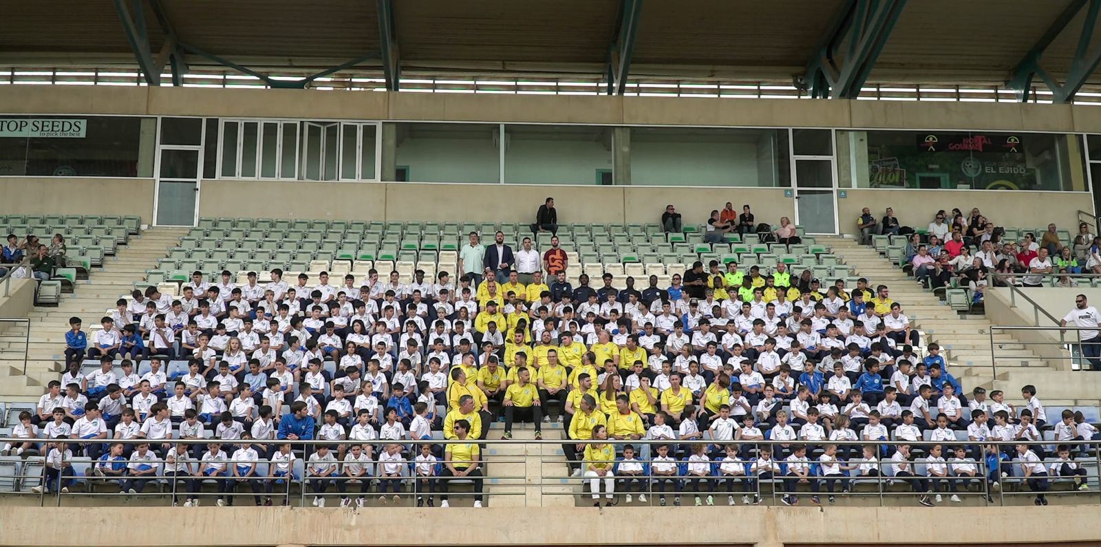 Los jugadores de las categorías inferiores del conjunto celeste posan en la grada de Santo Domingo durante el día de su presentación.