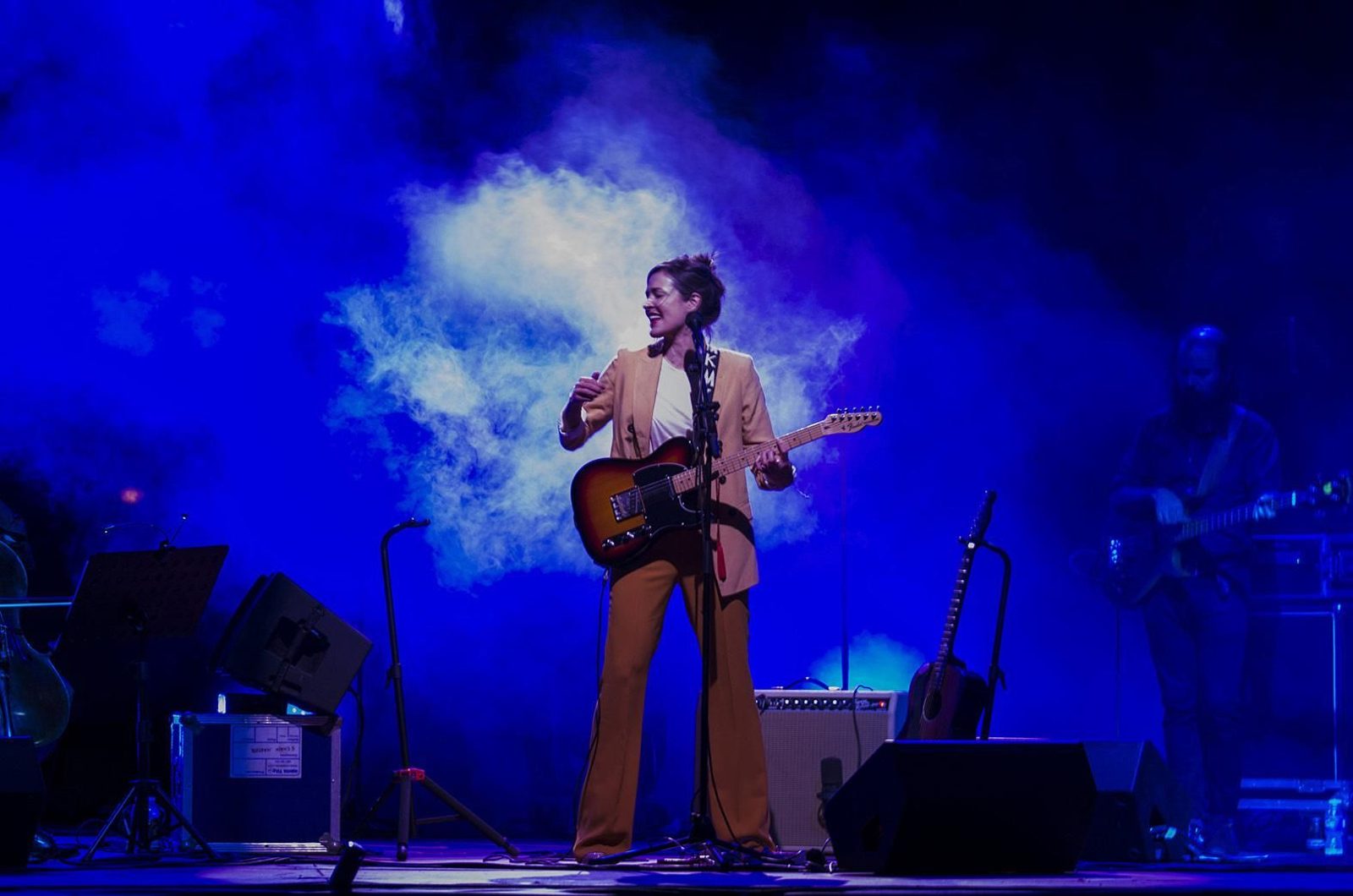 Maika Makovski durante su gran actuación en la explanada del Mesón Gitano.